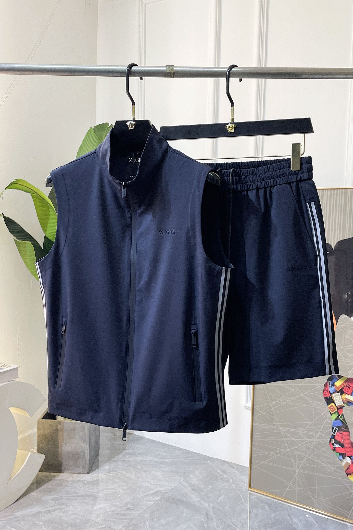 NO:849261,Pants Vest Zegna - 2026ss Year of the Horse Spring New Casual Vest Set!  Celebrities’ favorite fashion-flavored casual suits are simple and elegant, designed with 11 craftsmanship on the official website!  Clean and neat tailoring, full of urban style. Exclusive top-grade customized fabrics are available. It feels soft and dry, and the upper body effect is crisp and stylish. The three-dimensional cutting technology and the version are of high standards and suitable for the benefits!  It is not tight at all, and you feel good when you put it on. With so many top-quality raw materials, it creates a high-end product with unparalleled value. It is the first choice for high-end fashion people with complete three standards, and the upper body effect is super good-looking!  Size M-3XL,,zegna,19860909裤子 马甲杰尼娅 - 2026ss马年春装新品休闲马甲套装！明星最爱时装味休闲套装 简单大方,官网11工艺设计！干净利落剪裁 都市风十足 可供独家顶级定制面料,手感软糯干爽,上身效果挺括有型.立体裁剪工艺,版型上都是高标准,恰当好处的廓型版！又恰恰不紧绷,穿上心情就好,如此众多的顶级原料,打造出价值感无与伦比的高端产品,三标齐全高端潮流时尚人士首选,上身效果超级好看！码数M-3XL,,zegna,,Men's clothing
