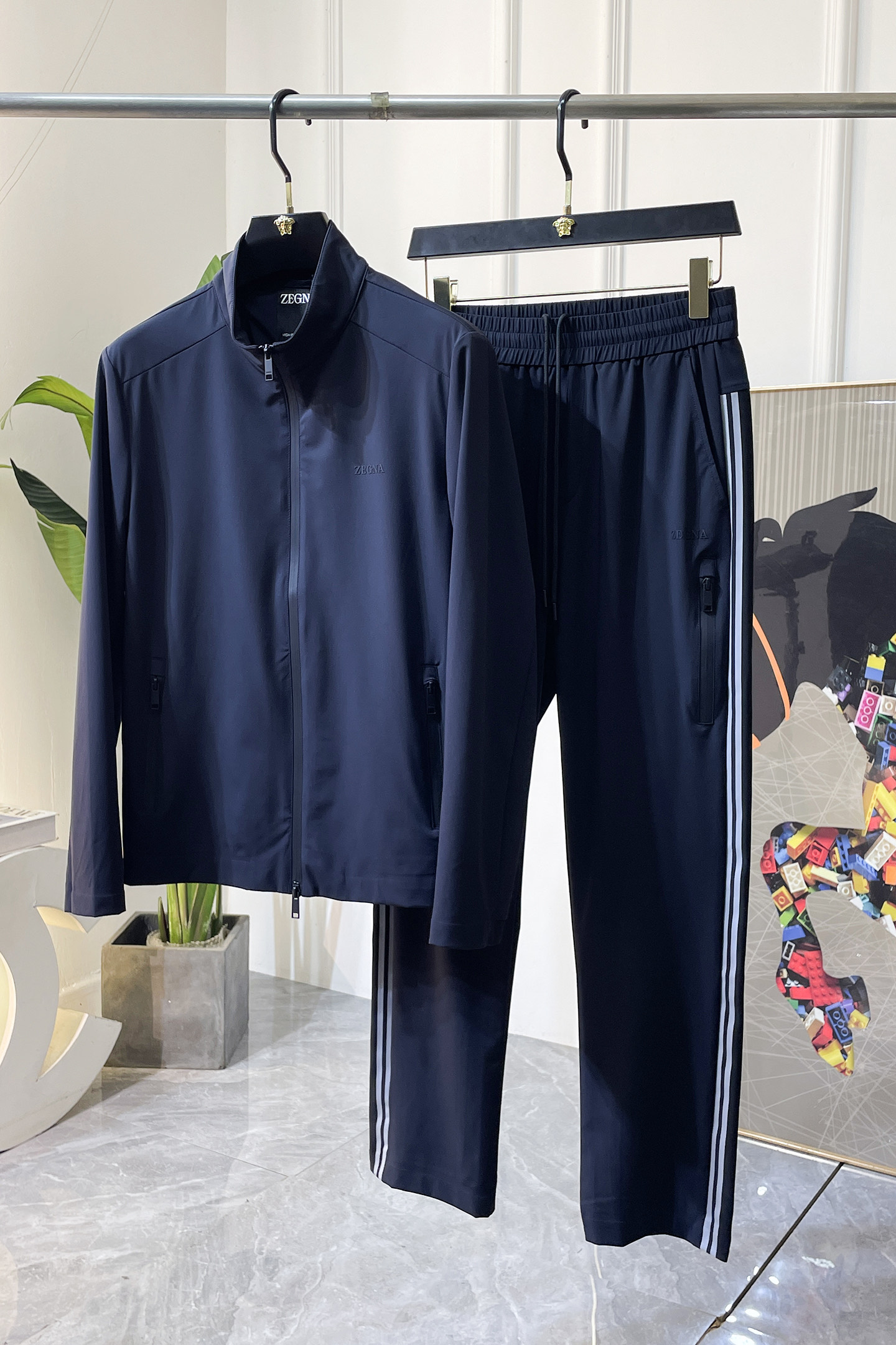 NO:849264,Pants Jacket Zegna - 2026ss Spring New Year of the Horse Casual Jacket Suit!  Celebrities’ favorite fashion-flavored casual suits are simple and elegant, designed with 11 craftsmanship on the official website!  Clean and neat tailoring, full of urban style. Exclusive top-grade customized fabrics are available. It feels soft and dry, and the upper body effect is crisp and stylish. The three-dimensional cutting technology and the version are of high standards and suitable for the benefits!  It is not tight at all, and you feel good when you put it on. With so many top-quality raw materials, it creates a high-end product with unparalleled value. It is the first choice for high-end fashion people with complete three standards, and the upper body effect is super good-looking!  Size M-3XL,,zegna,jackets & coats,19860909裤子 夹克杰尼娅 - 2026ss马年春装新品休闲夹克套装！明星最爱时装味休闲套装 简单大方,官网11工艺设计！干净利落剪裁 都市风十足 可供独家顶级定制面料,手感软糯干爽,上身效果挺括有型.立体裁剪工艺,版型上都是高标准,恰当好处的廓型版！又恰恰不紧绷,穿上心情就好,如此众多的顶级原料,打造出价值感无与伦比的高端产品,三标齐全高端潮流时尚人士首选,上身效果超级好看！码数M-3XL,,zegna,jackets & coats,,Men's clothing