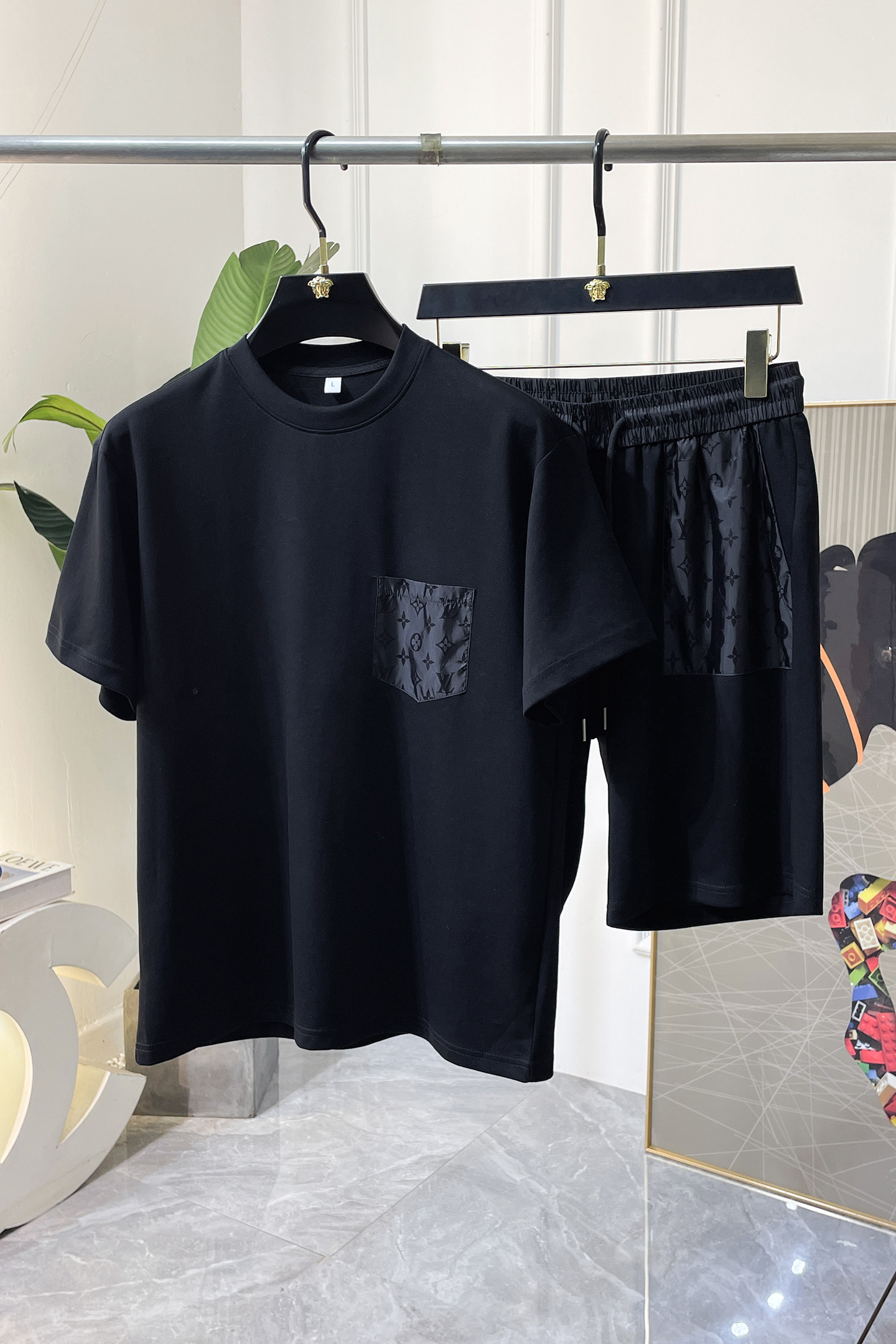 NO:840817,LV - 2026ss Spring New Casual Short Sleeve Suit for the Year of the Horse!  Celebrities’ favorite fashion-flavored casual suits are simple and elegant, designed with 11 craftsmanship on the official website!  Clean and neat tailoring, full of urban style. Exclusive top-grade customized fabrics are available. It feels soft and dry, and the upper body effect is crisp and stylish. The three-dimensional cutting technology and the version are of high standards and suitable for the benefits!  It is not tight at all, and you feel good when you put it on. With so many top-quality raw materials, it creates a high-end product with unparalleled value. It is the first choice for high-end fashion people with complete three standards, and the upper body effect is super good-looking!  Size M-3XL,,louis vuitton,T-shirt,19860909LV - 2026ss马年春装新品休闲短袖套装！明星最爱时装味休闲套装 简单大方,官网11工艺设计！干净利落剪裁 都市风十足 可供独家顶级定制面料,手感软糯干爽,上身效果挺括有型.立体裁剪工艺,版型上都是高标准,恰当好处的廓型版！又恰恰不紧绷,穿上心情就好,如此众多的顶级原料,打造出价值感无与伦比的高端产品,三标齐全高端潮流时尚人士首选,上身效果超级好看！码数M-3XL,,louis vuitton,T-shirt,,Men's clothing