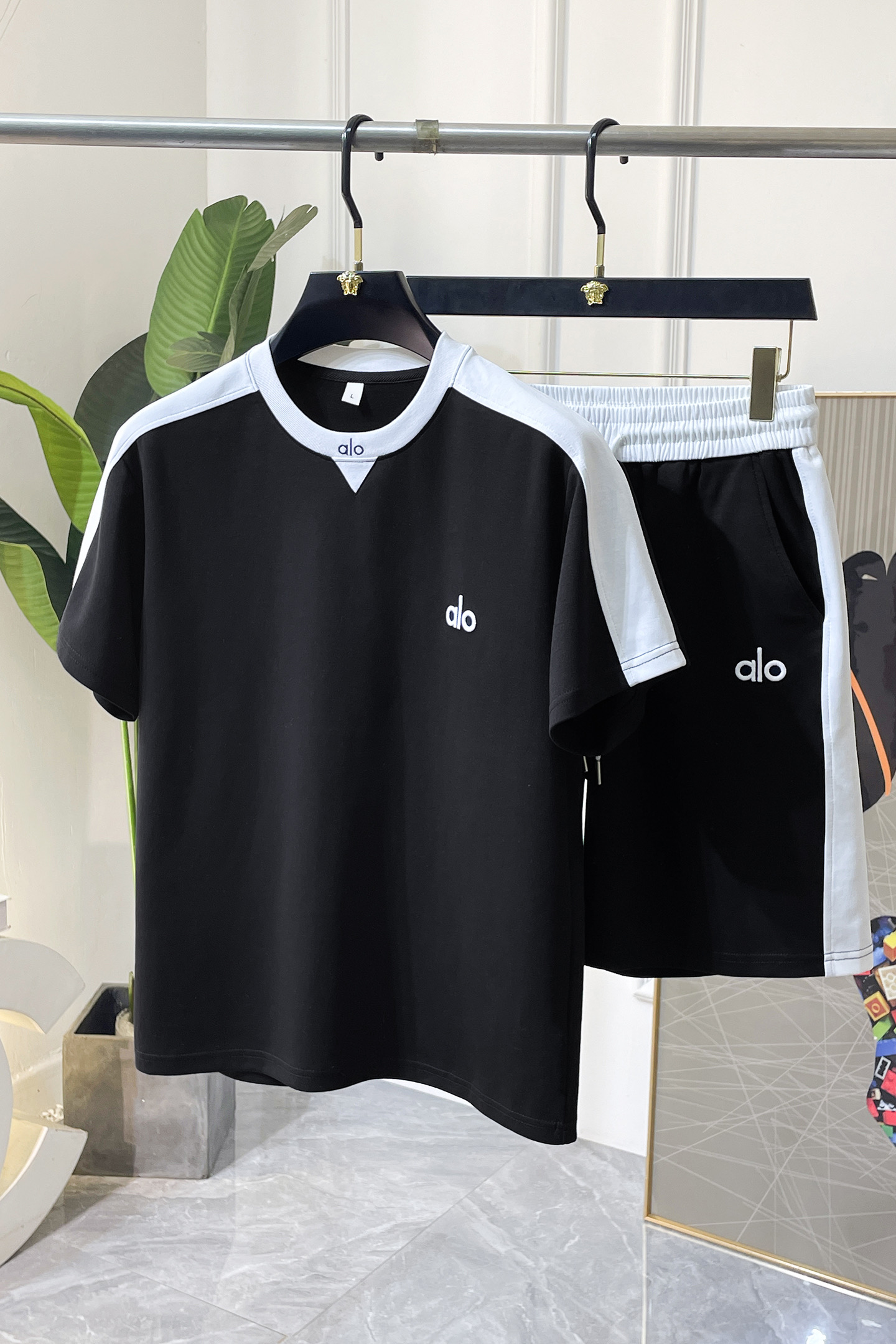 NO:840820,alo - 2026ss new spring casual short-sleeved suit for the Year of the Horse!  Celebrities’ favorite fashion-flavored casual suits are simple and elegant, designed with 11 craftsmanship on the official website!  Clean and neat tailoring, full of urban style. Exclusive top-grade customized fabrics are available. It feels soft and dry, and the upper body effect is crisp and stylish. The three-dimensional cutting technology and the version are of high standards and suitable for the benefits!  It is not tight at all, and you feel good when you put it on. With so many top-quality raw materials, it creates a high-end product with unparalleled value. It is the first choice for high-end fashion people with complete three standards, and the upper body effect is super good-looking!  Size M-3XL,,T-shirt,19860909alo - 2026ss马年春装新品休闲短袖套装！明星最爱时装味休闲套装 简单大方,官网11工艺设计！干净利落剪裁 都市风十足 可供独家顶级定制面料,手感软糯干爽,上身效果挺括有型.立体裁剪工艺,版型上都是高标准,恰当好处的廓型版！又恰恰不紧绷,穿上心情就好,如此众多的顶级原料,打造出价值感无与伦比的高端产品,三标齐全高端潮流时尚人士首选,上身效果超级好看！码数M-3XL,,T-shirt,,Men's clothing
