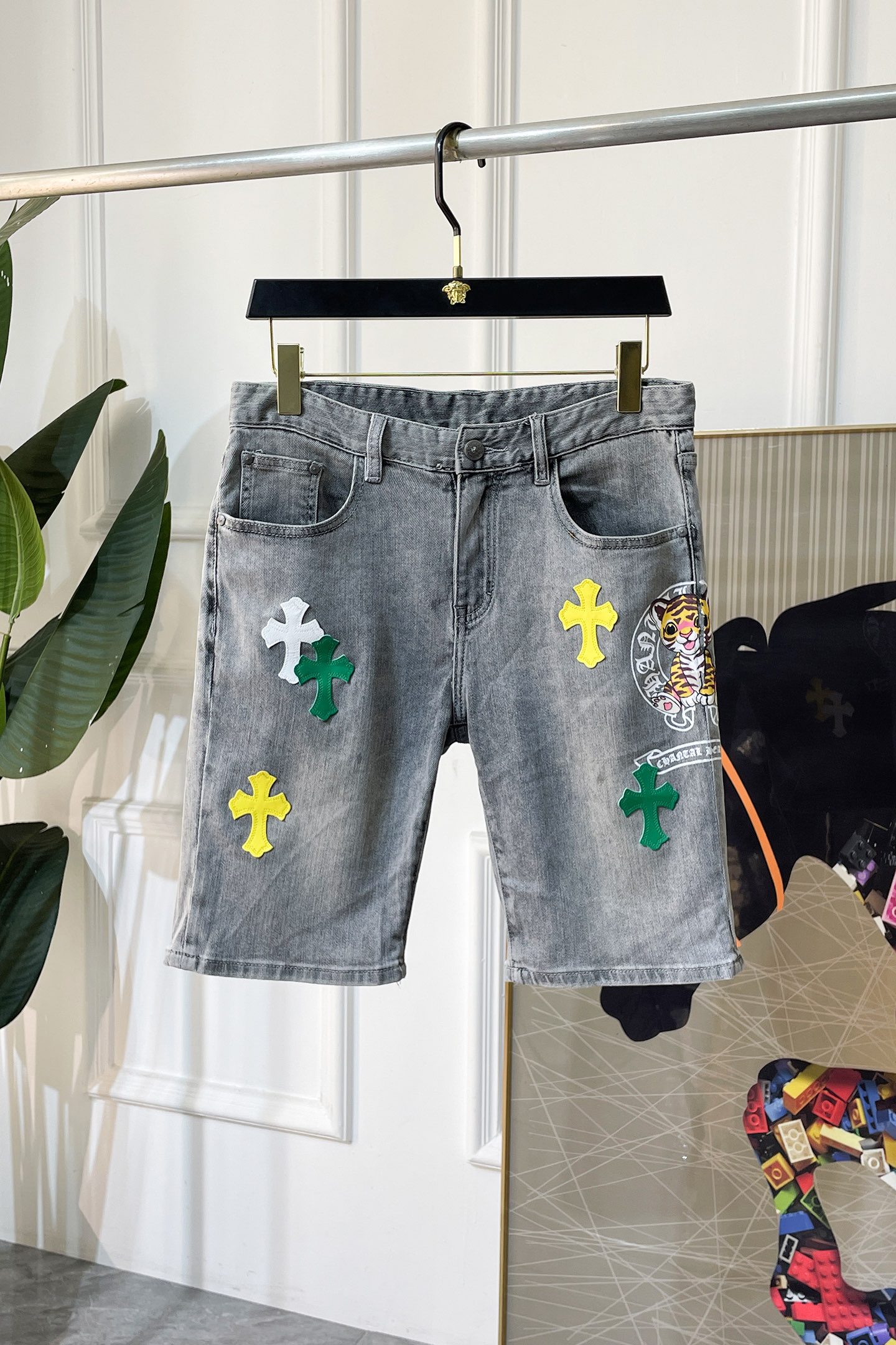 NO:846164,Chrome Hearts - 2026ss denim shorts that are popular in the Spring and Summer of the Year of the Horse. Made from the original 1:1, the perfect choice for daily necessities, simple and elegant, fashionable and stylish, customized imported denim fabric, heavy washing process, complex workmanship and exquisite craftsmanship. Easily cater to the needs of the four seasons, soft and elastic to the touch, smooth and neat, original accessories and hardware, comfortable upper body, very easy to wear and durable, code number 29-38,, chrome hearts, shorts,19860909克罗芯 - 2026ss马年春夏大爆款牛仔短裤.原单1:1制作,日常必备的完美之选,简单大气亦时尚有型,定制进口丹宁面料 ,重工洗水工艺,做工复杂工艺精湛.轻松迎合四季需要,手感柔软带弹力,流畅利落,原版辅料五金,上身舒适非常易搭耐看码数29-38,,chrome hearts,shorts,,Men's clothing