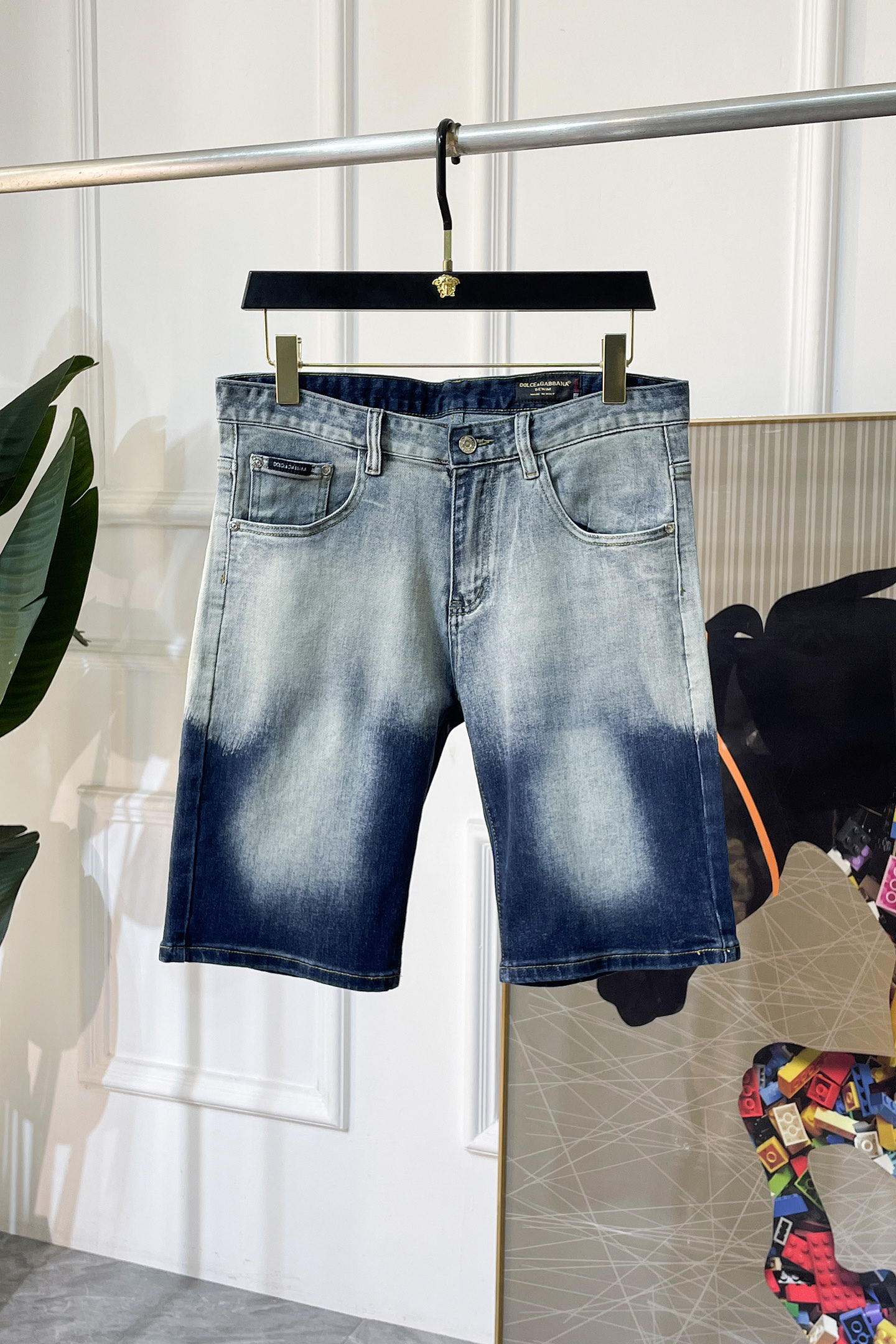 NO:846170,DG - 2026ss hot spring and summer denim shorts for the Year of the Horse. Made from the original 1:1, the perfect choice for daily necessities, simple and elegant, fashionable and stylish, customized imported denim fabric, heavy washing process, complex workmanship and exquisite craftsmanship. Easily cater to the needs of the four seasons, soft and elastic to the touch, smooth and neat, original accessories and hardware, comfortable upper body, very easy to wear and durable, code number 29-38,, shorts,19860909DG - 2026ss马年春夏大爆款牛仔短裤.原单1:1制作,日常必备的完美之选,简单大气亦时尚有型,定制进口丹宁面料 ,重工洗水工艺,做工复杂工艺精湛.轻松迎合四季需要,手感柔软带弹力,流畅利落,原版辅料五金,上身舒适非常易搭耐看码数29-38,,shorts,,Men's clothing