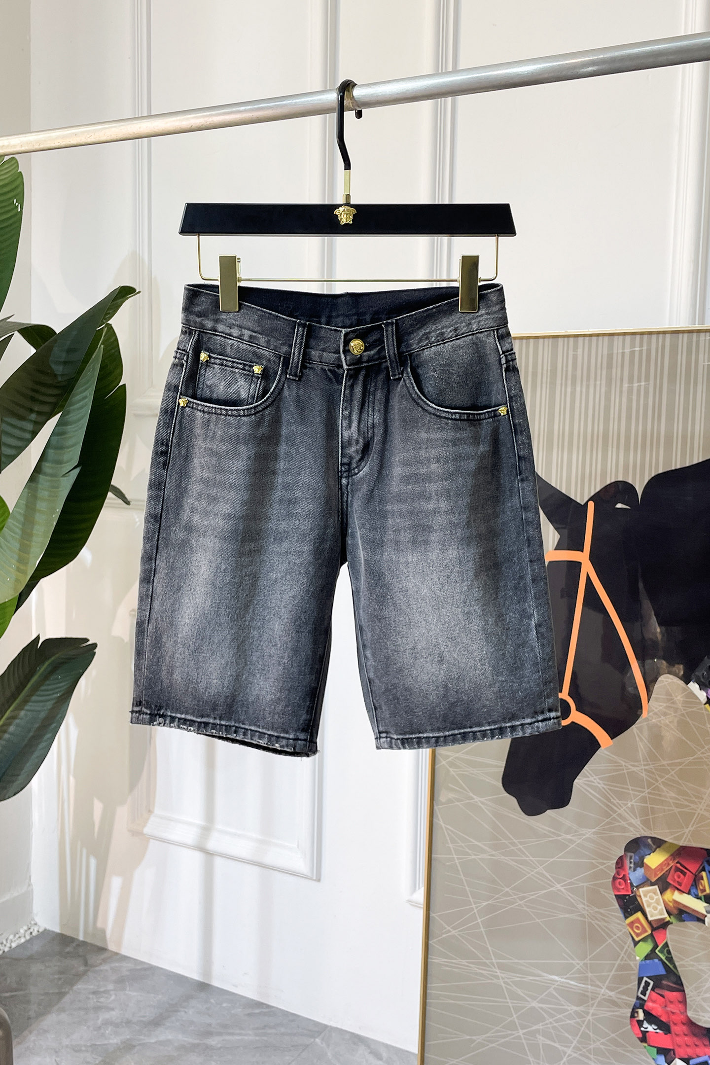 NO:846176,Versace - 2026ss hot spring and summer denim shorts for the Year of the Horse. Original 1:1 production, the perfect choice for daily essentials, simple and elegant, fashionable and stylish, customized imported denim fabric, heavy washing process, complex workmanship and exquisite craftsmanship. Easily cater to the needs of the four seasons, soft and elastic to the touch, smooth and neat, original accessories and hardware, comfortable upper body, very easy to wear and durable, size 29-38, versace, shorts,19860909范思哲- 2026ss马年春夏大爆款牛仔短裤.原单1:1制作,日常必备的完美之选,简单大气亦时尚有型,定制进口丹宁面料 ,重工洗水工艺,做工复杂工艺精湛.轻松迎合四季需要,手感柔软带弹力,流畅利落,原版辅料五金,上身舒适非常易搭耐看码数29-38,,versace,shorts,,Men's clothing