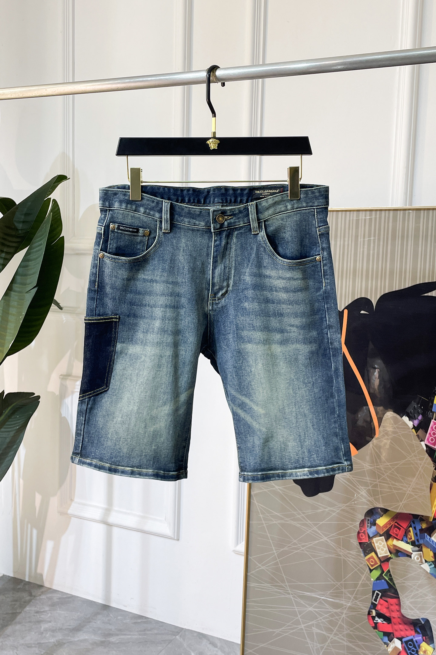 NO:846122,DG - 2026ss hot spring and summer denim shorts for the Year of the Horse. Made from the original 1:1, the perfect choice for daily necessities, simple and elegant, fashionable and stylish, customized imported denim fabric, heavy washing process, complex workmanship and exquisite craftsmanship. Easily cater to the needs of the four seasons, soft and elastic to the touch, smooth and neat, original accessories and hardware, comfortable upper body, very easy to wear and durable, code number 29-38,, shorts,19860909DG - 2026ss马年春夏大爆款牛仔短裤.原单1:1制作,日常必备的完美之选,简单大气亦时尚有型,定制进口丹宁面料 ,重工洗水工艺,做工复杂工艺精湛.轻松迎合四季需要,手感柔软带弹力,流畅利落,原版辅料五金,上身舒适非常易搭耐看码数29-38,,shorts,,Men's clothing