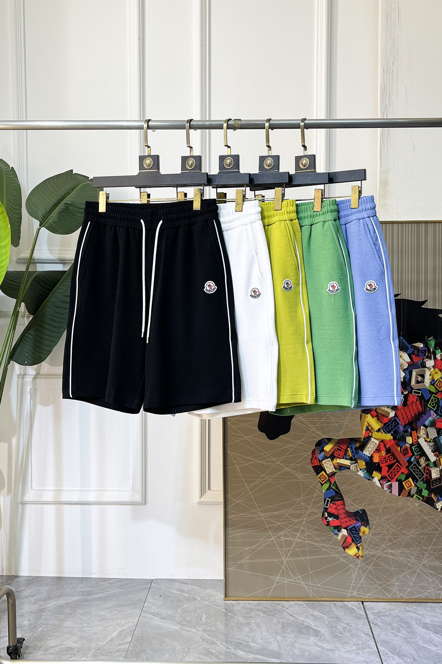 NO:847842,Mengkou - 2026ss spring and summer new casual shorts. Brand classic series. Customized fabrics. Very comfortable and strong to the touch. The original brand logo is highly recognizable. Customized imported fabrics. Fresh color. Fine workmanship. Size M-3XL,,Moncler,shorts,19860909蒙口-2026ss春夏新款休闲短裤 品牌经典系列 定制面料 舒适度极好,手触感强烈.原版品牌logo 辨识度极高 定制进口面料 色泽清新 做工精细 码数 M-3XL,,Moncler,shorts,,Men's clothing