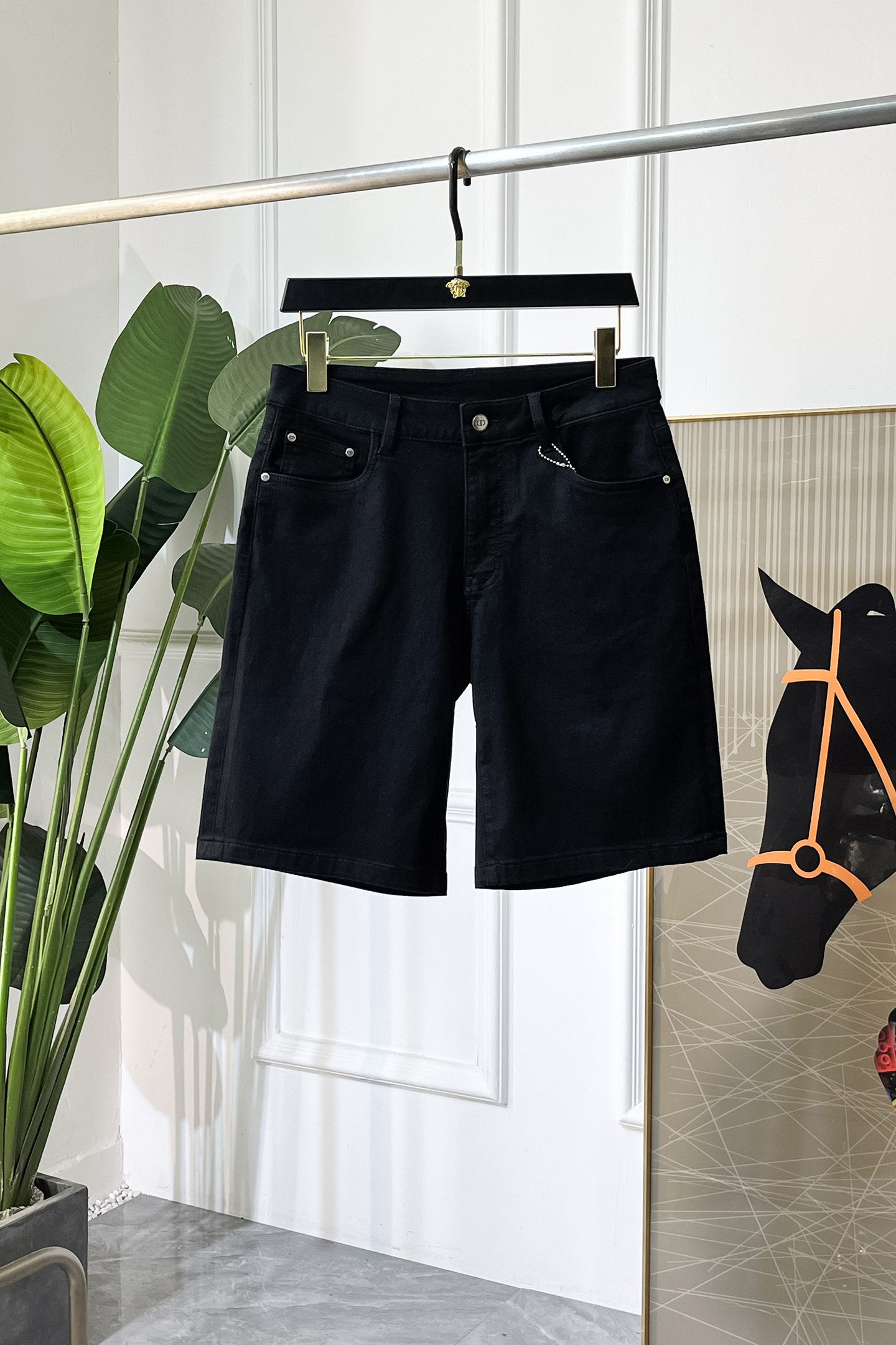 NO:846254,Dior - 2026ss hot spring and summer denim shorts for the Year of the Horse. Made from the original 1:1, the perfect choice for daily essentials, simple and elegant, fashionable and stylish, custom imported denim fabric, heavy washing process, complex workmanship and exquisite craftsmanship. Easily cater to the needs of the four seasons, soft and elastic to the touch, smooth and neat, original accessories and hardware, comfortable upper body, very easy to wear and durable, size 29-36,, dior, shorts,19860909迪奥 - 2026ss马年春夏大爆款牛仔短裤.原单1:1制作,日常必备的完美之选,简单大气亦时尚有型,定制进口丹宁面料 ,重工洗水工艺,做工复杂工艺精湛.轻松迎合四季需要,手感柔软带弹力,流畅利落,原版辅料五金,上身舒适非常易搭耐看码数29-36,,dior,shorts,,Men's clothing