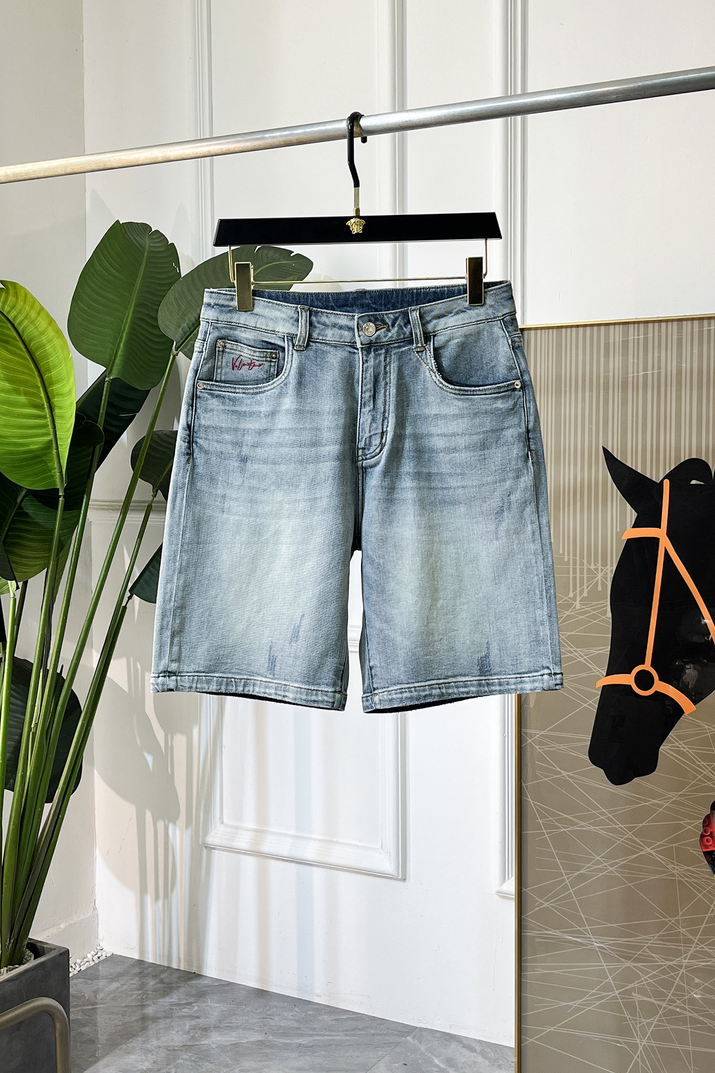 NO:846224,Valentino - 2026ss hot spring and summer denim shorts for the Year of the Horse. Made from 1:1 original order, perfect for daily use, simple and stylish, custom-made imported denim fabric, heavy washing process, complex workmanship and exquisite craftsmanship. Easily cater to the needs of the four seasons, soft and elastic to the touch, smooth and neat, original accessories and hardware, comfortable upper body, very easy to wear and durable, size 29-36, valentino, shorts,19860909华伦天奴 - 2026ss马年春夏大爆款牛仔短裤.原单1:1制作,日常必备的完美之选,简单大气亦时尚有型,定制进口丹宁面料 ,重工洗水工艺,做工复杂工艺精湛.轻松迎合四季需要,手感柔软带弹力,流畅利落,原版辅料五金,上身舒适非常易搭耐看码数29-36,,valentino,shorts,,Men's clothing