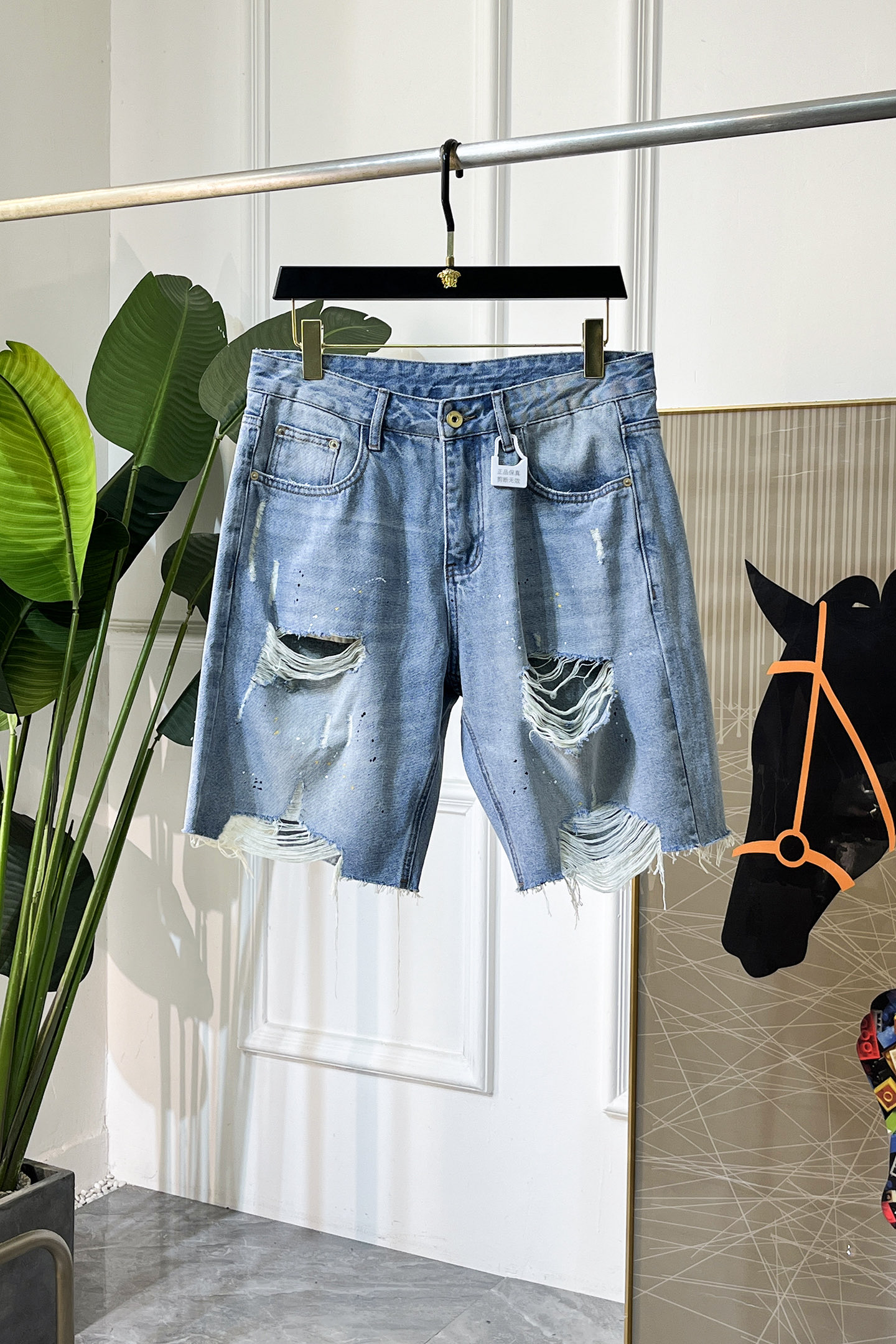 NO:846230,Trendy brand - 2026ss hot spring and summer denim shorts for the Year of the Horse. Original 1:1 production, the perfect choice for daily necessities, simple and elegant, fashionable and stylish, customized imported denim fabric, heavy washing process, complex workmanship and exquisite craftsmanship. Easily cater to the needs of the four seasons, soft and elastic to the touch, smooth and neat, original accessories and hardware, comfortable upper body, very easy to wear and durable, code number 29-36,, shorts,19860909潮牌 - 2026ss马年春夏大爆款牛仔短裤.原单1:1制作,日常必备的完美之选,简单大气亦时尚有型,定制进口丹宁面料 ,重工洗水工艺,做工复杂工艺精湛.轻松迎合四季需要,手感柔软带弹力,流畅利落,原版辅料五金,上身舒适非常易搭耐看码数29-36,,shorts,,Men's clothing
