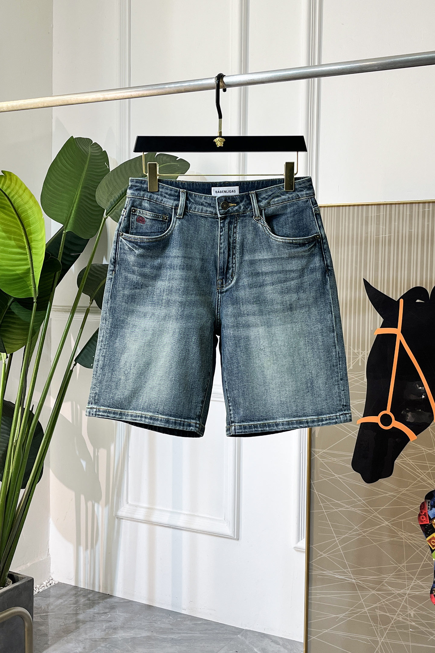 NO:846236,Balenciaga - 2026ss Spring and Summer hot-selling denim shorts for the Year of the Horse. Original 1:1 production, the perfect choice for daily necessities, simple and elegant, fashionable and stylish, customized imported denim fabric, heavy washing process, complex workmanship and exquisite craftsmanship. Easily cater to the needs of the four seasons, soft and elastic to the touch, smooth and neat, original accessories and hardware, the upper body is comfortable, very easy to wear and durable, size 29-36,, balenciaga, shorts,19860909巴黎世家 - 2026ss马年春夏大爆款牛仔短裤.原单1:1制作,日常必备的完美之选,简单大气亦时尚有型,定制进口丹宁面料 ,重工洗水工艺,做工复杂工艺精湛.轻松迎合四季需要,手感柔软带弹力,流畅利落,原版辅料五金,上身舒适非常易搭耐看码数29-36,,balenciaga,shorts,,Men's clothing