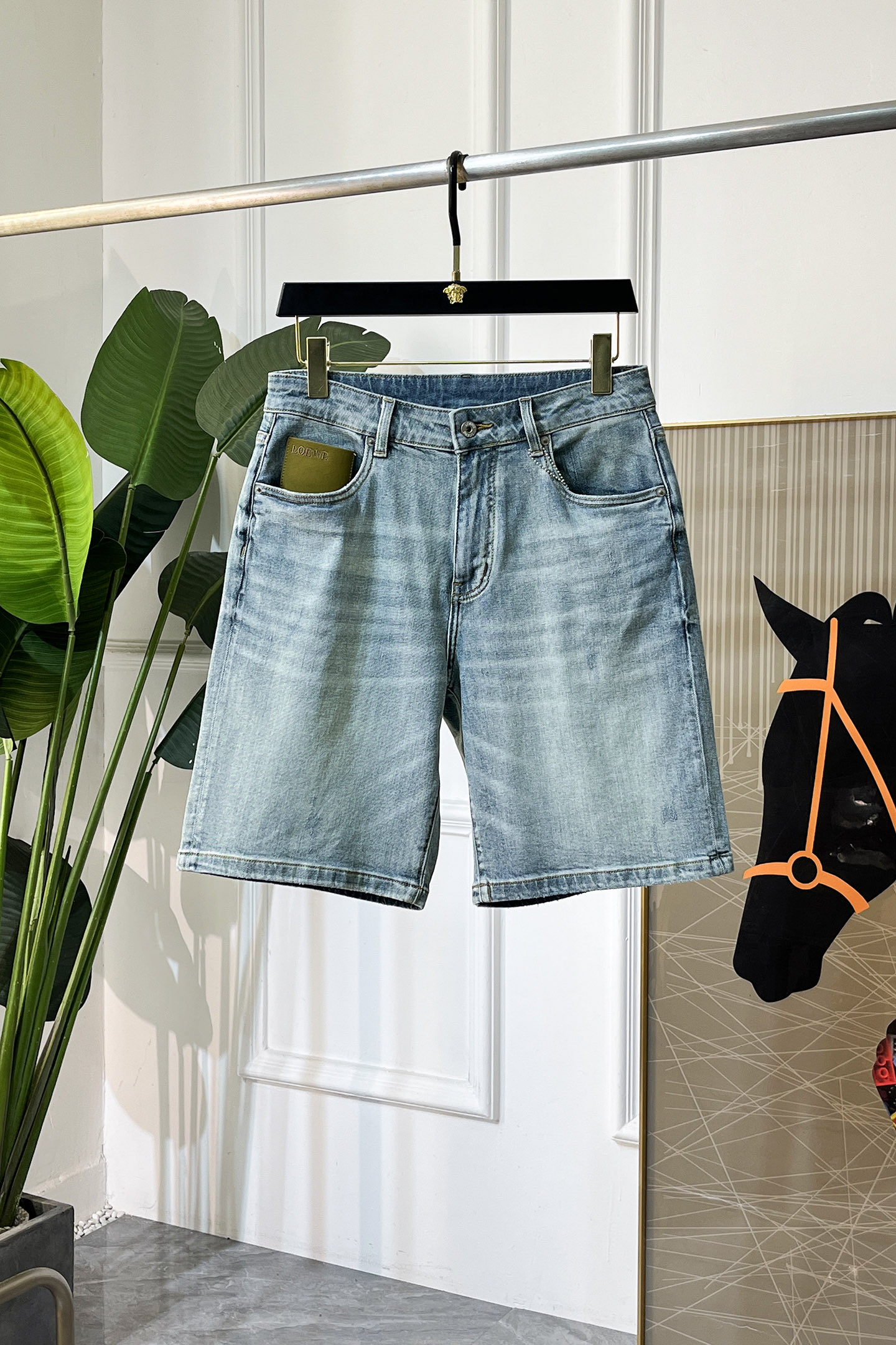 NO:846243,Loewe - 2026ss hot spring and summer denim shorts for the Year of the Horse. Original 1:1 production, the perfect choice for daily necessities, simple and elegant, fashionable and stylish, customized imported denim fabric, heavy washing process, complex workmanship and exquisite craftsmanship. Easily cater to the needs of the four seasons, soft and elastic to the touch, smooth and neat, original accessories and hardware, the upper body is comfortable, very easy to wear and durable, size 29-36,, loewe, shorts,19860909罗意威 - 2026ss马年春夏大爆款牛仔短裤.原单1:1制作,日常必备的完美之选,简单大气亦时尚有型,定制进口丹宁面料 ,重工洗水工艺,做工复杂工艺精湛.轻松迎合四季需要,手感柔软带弹力,流畅利落,原版辅料五金,上身舒适非常易搭耐看码数29-36,,loewe,shorts,,Men's clothing
