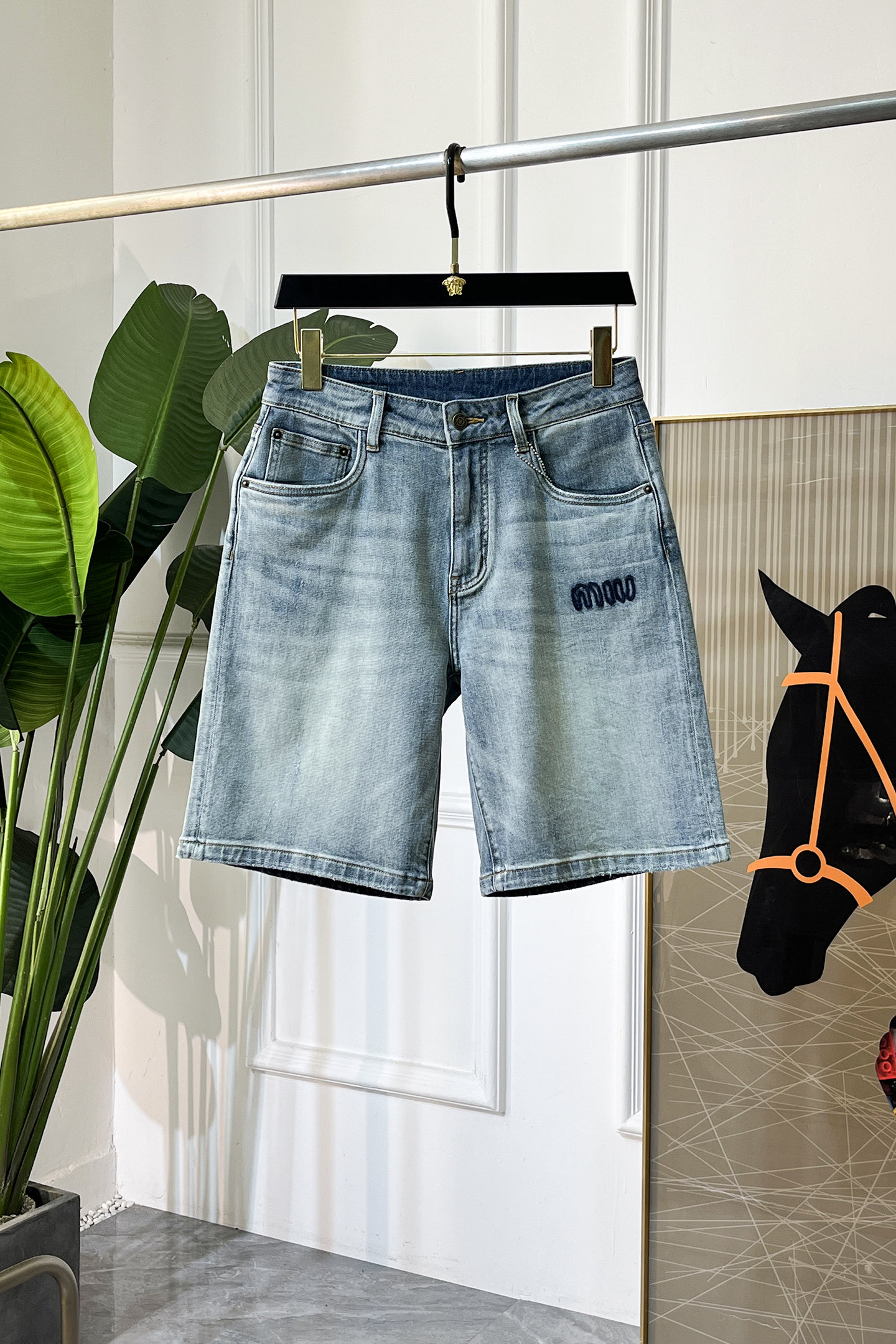 NO:846248,Miu Miu - 2026ss hot spring and summer denim shorts for the Year of the Horse. Made from the original 1:1, the perfect choice for daily necessities, simple and elegant, fashionable and stylish, customized imported denim fabric, heavy washing process, complex workmanship and exquisite craftsmanship. Easily cater to the needs of the four seasons, soft and elastic to the touch, smooth and neat, original accessories and hardware, comfortable upper body, very easy to wear and durable, size 29-36,, shorts,19860909谬谬 - 2026ss马年春夏大爆款牛仔短裤.原单1:1制作,日常必备的完美之选,简单大气亦时尚有型,定制进口丹宁面料 ,重工洗水工艺,做工复杂工艺精湛.轻松迎合四季需要,手感柔软带弹力,流畅利落,原版辅料五金,上身舒适非常易搭耐看码数29-36,,shorts,,Men's clothing