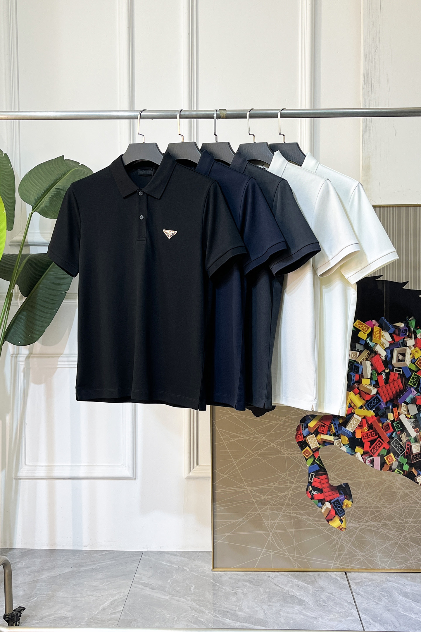 NO:876265,Prada - 2026ss New Year of the Horse spring and summer new polo collar short-sleeved series. Selected high-quality double mercerized pique cotton fabrics, fashionable big-name element logo design, awesome upper body shape, fine, comfortable and breathable fabrics, super good-looking and a must-have for fashionable men with any combination!  Size M-3XL, maximum weight can be worn!  ,,prada,T-shirt,19860909普拉达- 2026ss马年春夏新款polo领短袖系列.精选优质双丝光珠地棉面料,时尚大牌元素logo设计,上身版型超赞,面料细腻舒适透气,随意搭配都超级好看时尚型男必备款哦！尺码M-3XL 最大可穿斤！,,prada,T-shirt,,Men's clothing