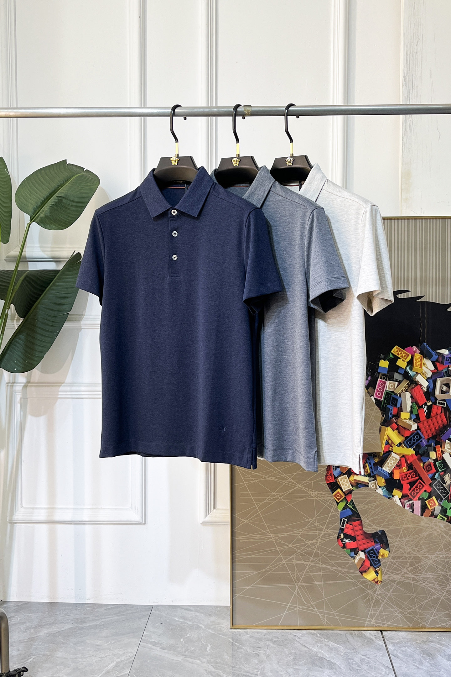 NO:849310,LP Nuoyo - 2026ss New Year of the Horse spring and summer new polo collar short-sleeved series. Selected high-quality long-staple cotton fabrics, fashionable big-name element logo design, awesome upper body shape, fine, comfortable and breathable fabrics, super good-looking and a must-have for fashionable men with any combination!  Sizes M-3XL can fit up to 200 pounds!  ,,loro piana,T-shirt,19860909LP诺悠- 2026ss马年春夏新款polo领短袖系列.精选优质长绒棉面料,时尚大牌元素logo设计,上身版型超赞,面料细腻舒适透气,随意搭配都超级好看时尚型男必备款哦！尺码M-3XL 最大可穿200斤！,,loro piana,T-shirt,,Men's clothing