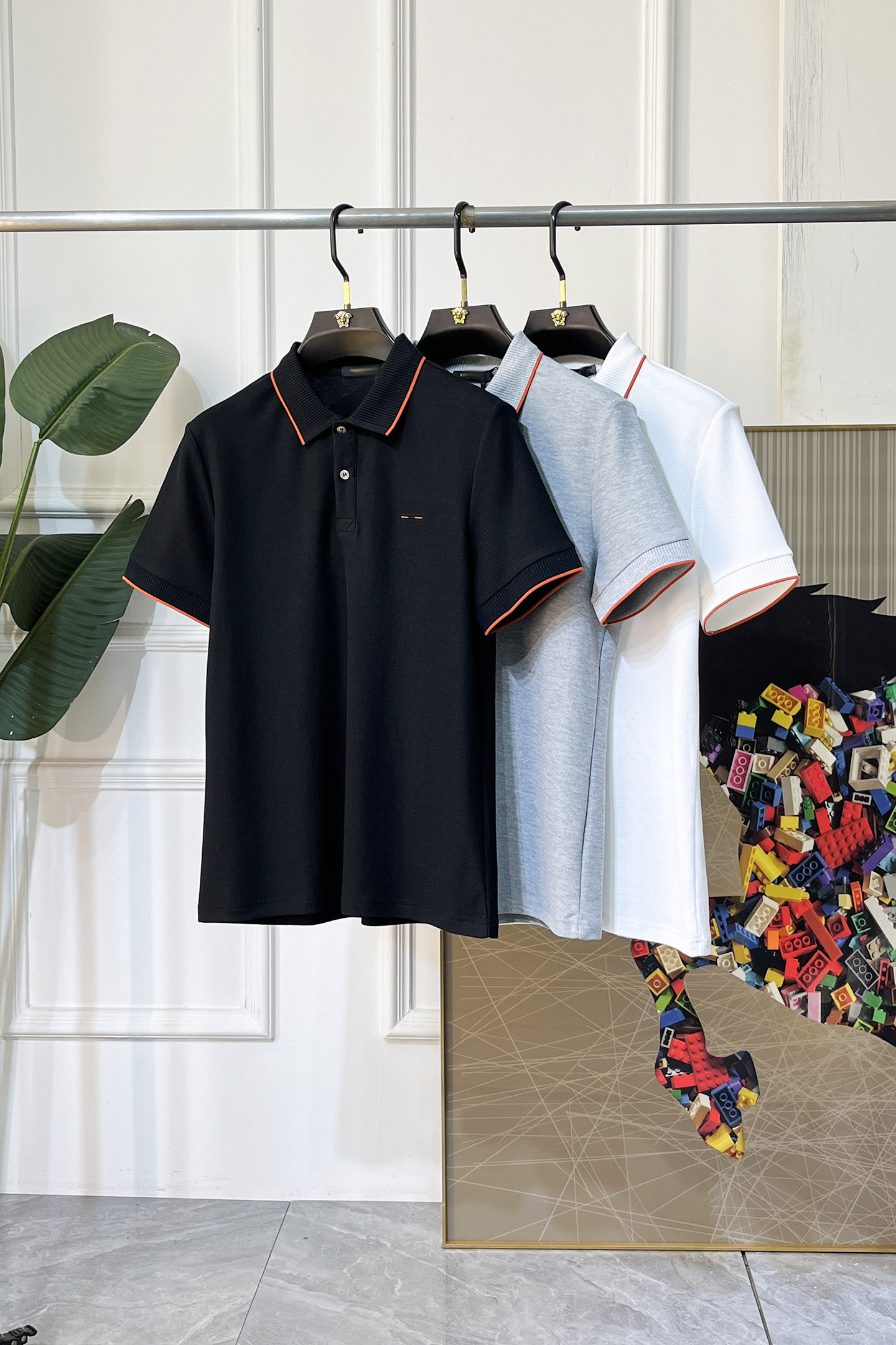 NO:849303,Zegna - 2026ss new polo collar short-sleeved series for the Spring and Summer Year of the Horse. Selected high-quality double mercerized pique cotton fabric, fashionable big-name element logo design, awesome upper body shape, fine, comfortable and breathable fabric, super good-looking and a must-have for fashionable men with any combination!  Sizes M-3XL can fit up to 200 pounds!  ,,zegna,T-shirt,19860909杰尼娅- 2026ss马年春夏新款polo领短袖系列.精选优质双丝光珠地棉面料,时尚大牌元素logo设计,上身版型超赞,面料细腻舒适透气,随意搭配都超级好看时尚型男必备款哦！尺码M-3XL 最大可穿200斤！,,zegna,T-shirt,,Men's clothing