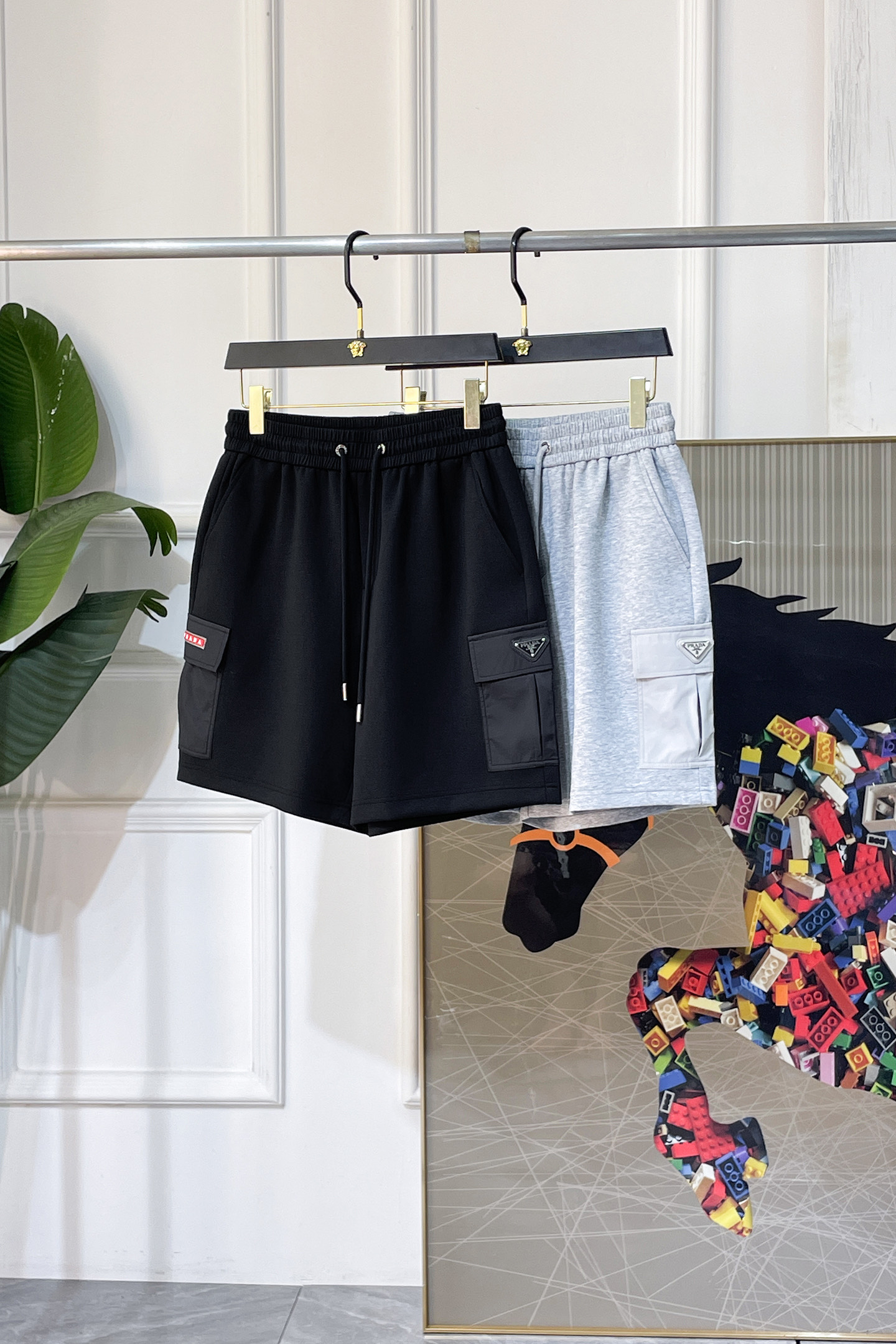 NO:858179,Prada - 2026 new summer men's casual shorts. Sold as a window display series, customers can customize brand-specific fabrics. The fabric itself has a great selling point. It feels delicate and soft, and the upper body is crisp and stylish. The brand logo design on the trouser legs is extremely unique, and the upper body effect is great!  First-class tailoring, simple and neat style, consistent with men's practical dressing habits, a very worthy item. Colors and pictures, sizes S- XXL, prada, shorts,19860909普拉达- 2026年夏季新款男士休闲短裤.作为橱窗款系列出售,客供定制品牌特有面料,其面料本身就极具卖点.手感细腻柔软,上身挺括有型.裤腿品牌logo设计,极其别致,上身效果超赞！一流的剪裁,简单利落的风格,吻合了男性实用的穿衣习惯,非常值得收入的一款单品.颜色图色 尺码S- XXL,,prada,shorts,,Men's clothing