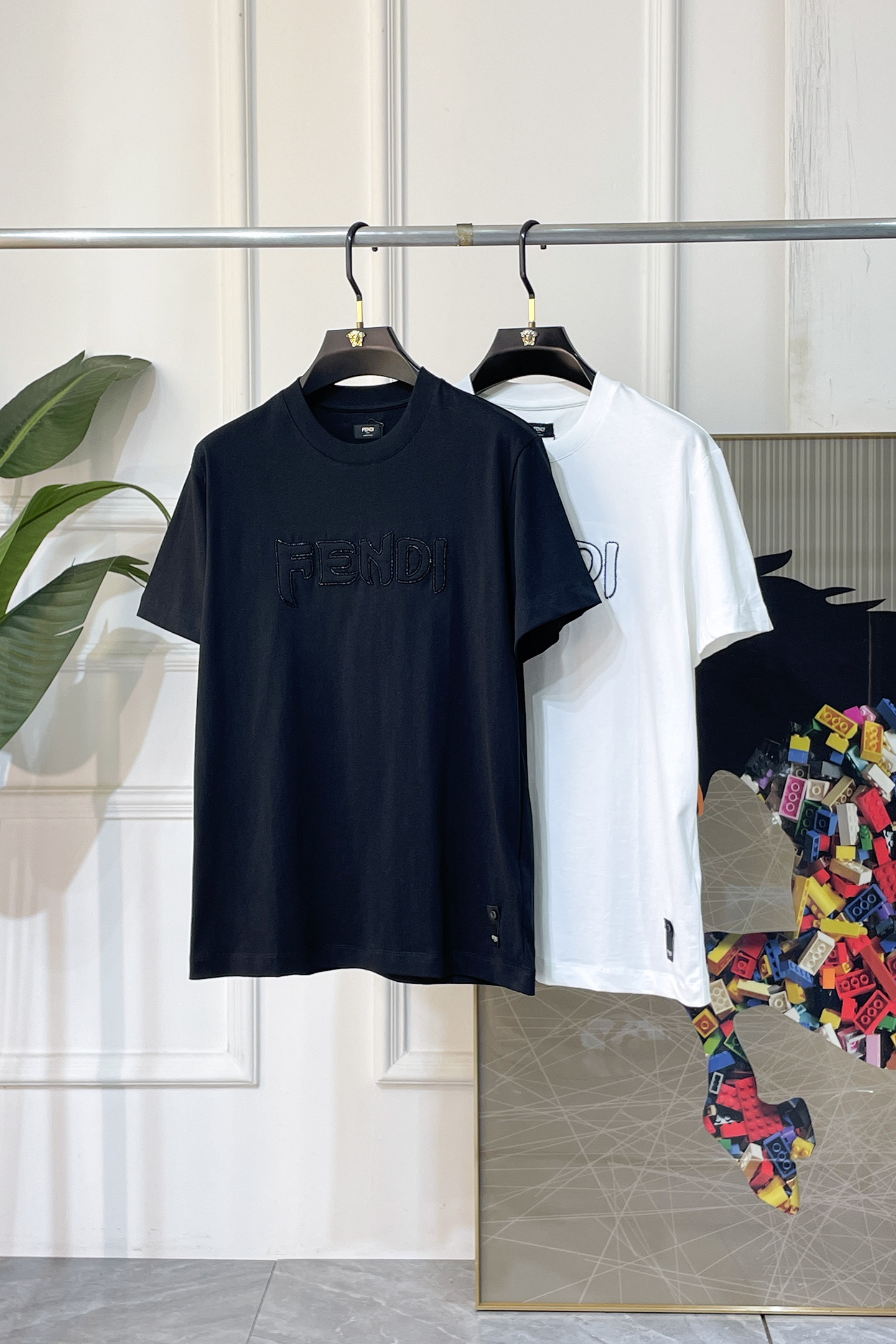 NO:858365,Fendi - 2026 Year of the Horse spring and summer new men's wide-edition short-sleeved T-shirt, urban casual style, a highly designed item, top-grade foreign merchants provide customized cotton fabrics, extremely comfortable and breathable, positive skin-friendly, subverting the comfort experience brought by traditional fabrics, exquisite craftsmanship and accessories. The brand LOGO pattern on the chest is made with unique craftsmanship, with strong style. Original tailoring, meticulous detail processing better highlights its quality. Loose size S-XL  Can wear up to 200 pounds!  ,,fendi,T-shirt,tees,t-shirt,19860909芬迪 - 2026马年春夏新款男士阔版短袖T恤,都市休闲风格,极具设计感的一款单品,顶级外商客供定制棉面料,上手极微舒适透气,亲肤性积极,颠覆传统面料所带来的舒适体验,工艺辅料考究.胸前品牌LOGO图案以独特工艺制作而成,风格性极强.原版剪裁,一丝不苟细节处理更佳彰显其品质.宽松尺码S-XL 最大可穿200斤！,,fendi,T-shirt,tees，t-shirt,,Men's clothing