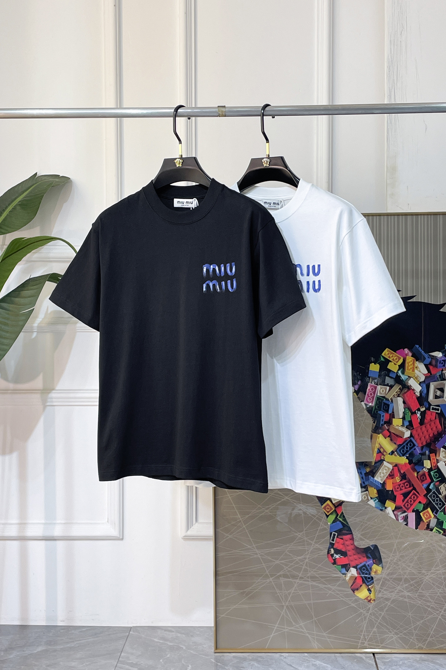 NO:858379,Miu Miu - 2026 New Year of the Horse spring and summer new men's wide-edition short-sleeved T-shirt, urban casual style, a very design item, top-grade foreign merchants provide customized cotton fabrics, extremely comfortable and breathable, positive skin-friendly, subverting the comfort experience brought by traditional fabrics, exquisite craftsmanship and accessories. The brand LOGO pattern on the chest is made with unique craftsmanship, with strong style. Original tailoring, meticulous detail processing to better highlight its quality. Loose size S-XL  Can wear up to 200 pounds!  ,,T-shirt,tees,t-shirt,19860909谬谬 - 2026马年春夏新款男士阔版短袖T恤,都市休闲风格,极具设计感的一款单品,顶级外商客供定制棉面料,上手极微舒适透气,亲肤性积极,颠覆传统面料所带来的舒适体验,工艺辅料考究.胸前品牌LOGO图案以独特工艺制作而成,风格性极强.原版剪裁,一丝不苟细节处理更佳彰显其品质.宽松尺码S-XL 最大可穿200斤！,,T-shirt,tees，t-shirt,,Men's clothing