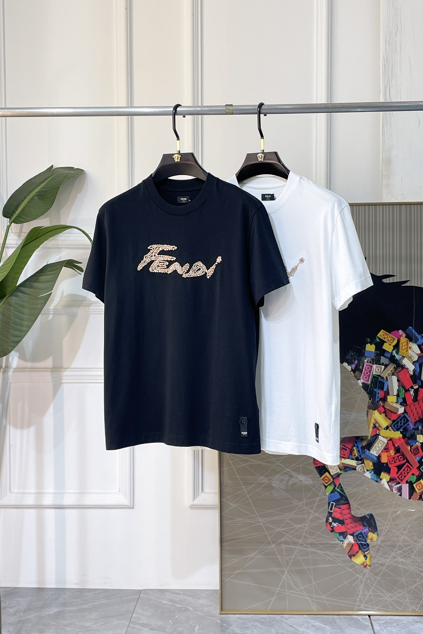 NO:858390,Fendi - 2026 Year of the Horse spring and summer new men's wide-edition short-sleeved T-shirt, urban casual style, a highly designed item, top-grade foreign merchants provide customized cotton fabrics, extremely comfortable and breathable, positive skin-friendly, subverting the comfort experience brought by traditional fabrics, exquisite craftsmanship and accessories. The brand LOGO pattern on the chest is made with unique craftsmanship, with strong style. Original tailoring, meticulous detail processing better highlights its quality. Loose size S-XL  Can wear up to 200 pounds!  ,,fendi,T-shirt,tees,t-shirt,19860909芬迪 - 2026马年春夏新款男士阔版短袖T恤,都市休闲风格,极具设计感的一款单品,顶级外商客供定制棉面料,上手极微舒适透气,亲肤性积极,颠覆传统面料所带来的舒适体验,工艺辅料考究.胸前品牌LOGO图案以独特工艺制作而成,风格性极强.原版剪裁,一丝不苟细节处理更佳彰显其品质.宽松尺码S-XL 最大可穿200斤！,,fendi,T-shirt,tees，t-shirt,,Men's clothing