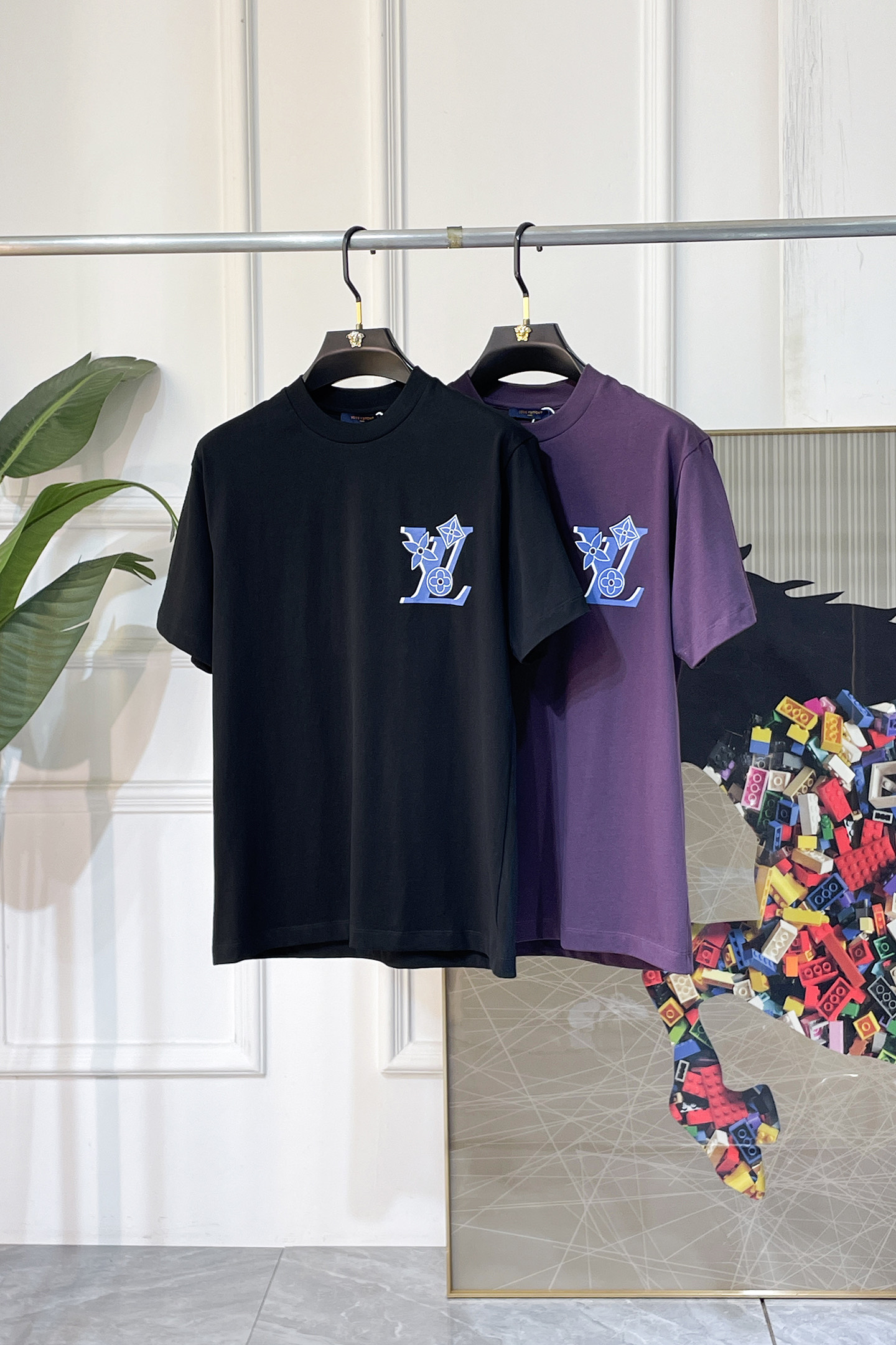 NO:858416,LV - 2026 Year of the Horse spring and summer new men's wide-edition short-sleeved T-shirt, urban casual style, a highly designed item, top-grade foreign merchants provide customized cotton fabrics, extremely comfortable and breathable, positive skin-friendly, subverting the comfort experience brought by traditional fabrics, exquisite craftsmanship and accessories. The brand LOGO pattern on the chest is made with unique craftsmanship, with strong style. Original tailoring, meticulous detail processing better highlights its quality. Loose size S-XL  Can wear up to 200 pounds!  ,,louis vuitton,T-shirt,tees,t-shirt,19860909LV - 2026马年春夏新款男士阔版短袖T恤,都市休闲风格,极具设计感的一款单品,顶级外商客供定制棉面料,上手极微舒适透气,亲肤性积极,颠覆传统面料所带来的舒适体验,工艺辅料考究.胸前品牌LOGO图案以独特工艺制作而成,风格性极强.原版剪裁,一丝不苟细节处理更佳彰显其品质.宽松尺码S-XL 最大可穿200斤！,,louis vuitton,T-shirt,tees，t-shirt,,Men's clothing