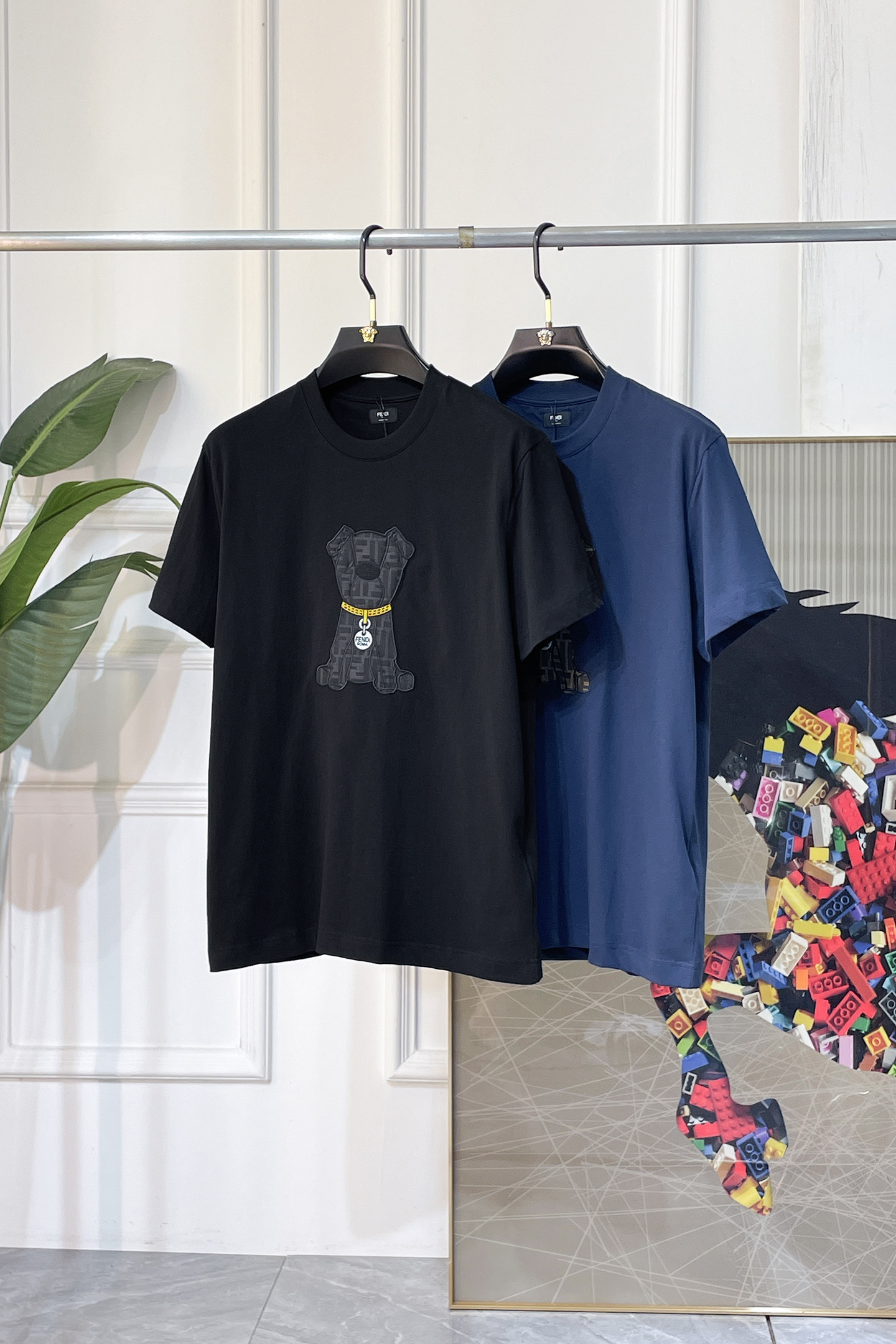 NO:858430,Fendi - 2026 Year of the Horse spring and summer new men's wide-edition short-sleeved T-shirt, urban casual style, a highly designed item, top-grade foreign merchants provide customized cotton fabrics, extremely comfortable and breathable, positive skin-friendly, subverting the comfort experience brought by traditional fabrics, exquisite craftsmanship and accessories. The brand LOGO pattern on the chest is made with unique craftsmanship, with strong style. Original tailoring, meticulous detail processing better highlights its quality. Loose size S-XL  Can wear up to 200 pounds!  ,,fendi,T-shirt,tees,t-shirt,19860909芬迪 - 2026马年春夏新款男士阔版短袖T恤,都市休闲风格,极具设计感的一款单品,顶级外商客供定制棉面料,上手极微舒适透气,亲肤性积极,颠覆传统面料所带来的舒适体验,工艺辅料考究.胸前品牌LOGO图案以独特工艺制作而成,风格性极强.原版剪裁,一丝不苟细节处理更佳彰显其品质.宽松尺码S-XL 最大可穿200斤！,,fendi,T-shirt,tees，t-shirt,,Men's clothing