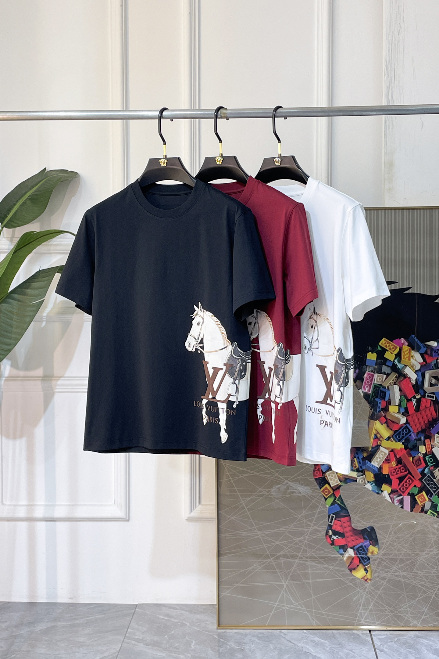 NO:858326,LV- 2026ss Spring and Summer high-quality short-sleeved T-shirt for the Year of the Horse, synchronized with the official website, high-end quality, customized top-grade mercerized cotton fabric, 1:1 production by top manufacturers, fashionable brand heavy craftsmanship logo design, soft and delicate feel, skin-friendly and comfortable to wear, versatile and casual, the upper body is very good, handsome, a must-have for trendy men, size M-3XL, can wear up to 200 pounds!  ,,louis vuitton,T-shirt,tees,t-shirt,19860909LV- 2026ss马年贺岁款春夏精品短袖T恤 官网同步 高端品质 定制顶级丝光棉面料,顶级大厂1:1制作,时尚大牌重工艺logo设计,手感柔软细腻 穿着亲肤舒适 百搭休闲 上身非常赞 帅气 潮男必备品 尺码M-3XL 最大可穿200斤！,,louis vuitton,T-shirt,tees，t-shirt,,Men's clothing