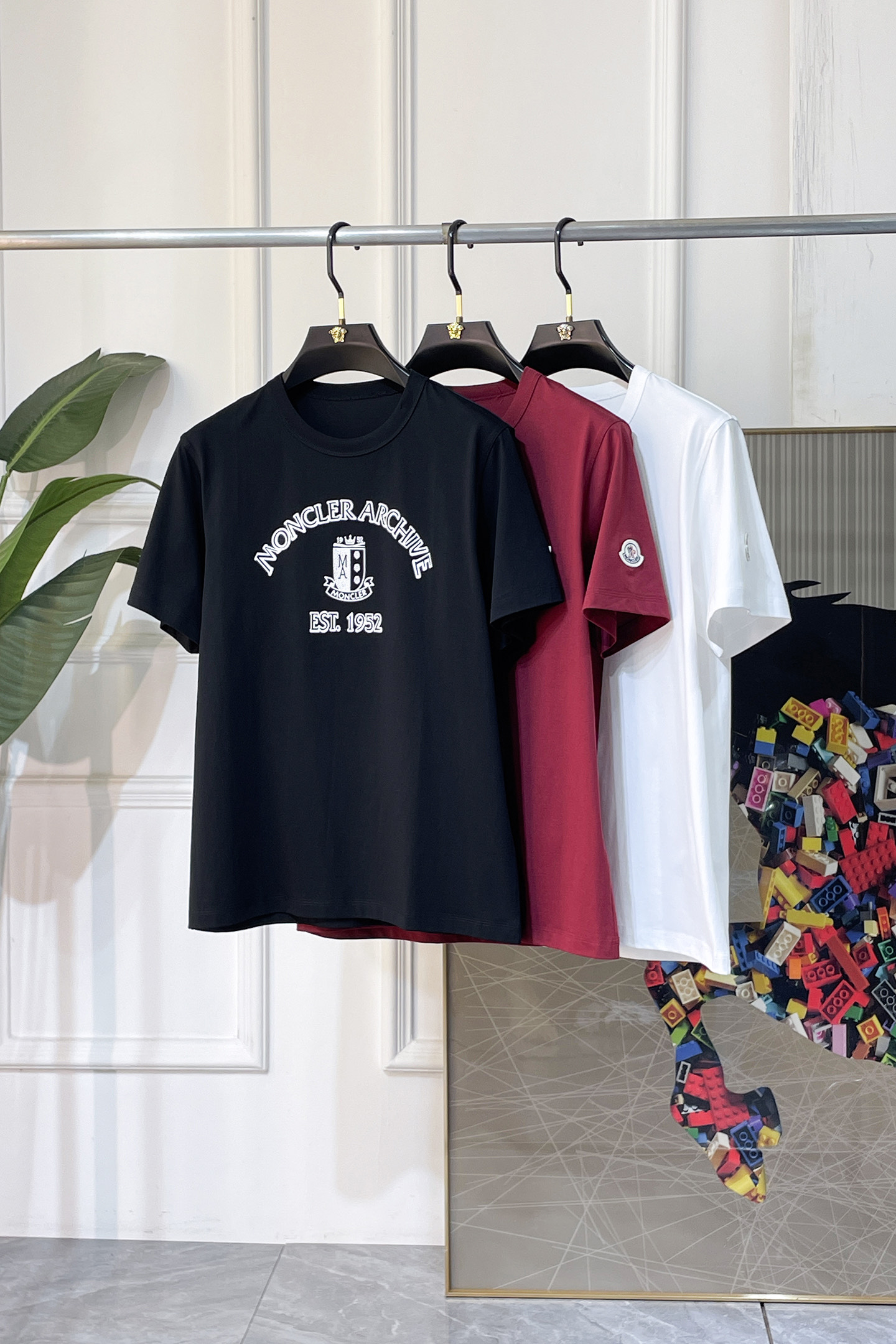NO:858315,Mengkou - 2026ss Spring and Summer high-quality short-sleeved T-shirt for the Year of the Horse, synchronized with the official website, high-end quality, customized top-grade mercerized cotton fabric, 1:1 production by top manufacturers, fashionable brand heavy craftsmanship logo design, soft and delicate feel, skin-friendly and comfortable to wear, versatile and casual, the upper body is very good, handsome, a must-have for trendy men, size M-3XL, can wear up to 200 pounds!  ,,Moncler,T-shirt,tees,t-shirt,19860909蒙口- 2026ss马年贺岁款春夏精品短袖T恤 官网同步 高端品质 定制顶级丝光棉面料,顶级大厂1:1制作,时尚大牌重工艺logo设计,手感柔软细腻 穿着亲肤舒适 百搭休闲 上身非常赞 帅气 潮男必备品 尺码M-3XL 最大可穿200斤！,,Moncler,T-shirt,tees，t-shirt,,Men's clothing
