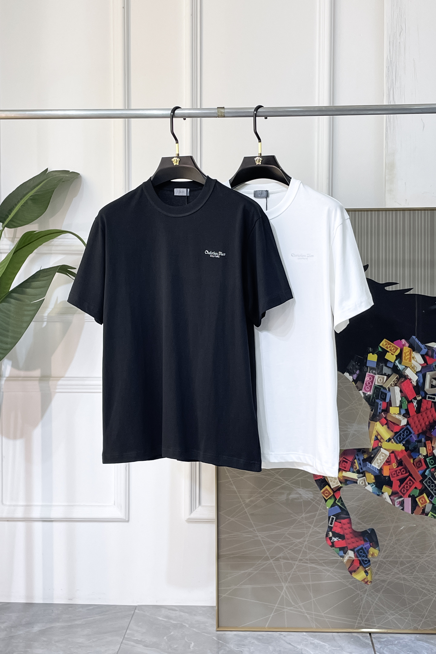 NO:858339,Dior - 2026 Year of the Horse Spring and Summer new men's wide-edition short-sleeved T-shirt, urban casual style, a very design item, top-grade foreign merchants provide customized cotton fabrics, extremely comfortable and breathable, positive skin-friendly, subverting the comfort experience brought by traditional fabrics, exquisite craftsmanship and accessories. The brand LOGO pattern on the chest is made with unique craftsmanship, with strong style. Original tailoring, meticulous detail processing better highlights its quality. Loose size S-XL  Can wear up to 200 pounds!  ,,dior,T-shirt,tees,t-shirt,19860909迪奥- 2026马年春夏新款男士阔版短袖T恤,都市休闲风格,极具设计感的一款单品,顶级外商客供定制棉面料,上手极微舒适透气,亲肤性积极,颠覆传统面料所带来的舒适体验,工艺辅料考究.胸前品牌LOGO图案以独特工艺制作而成,风格性极强.原版剪裁,一丝不苟细节处理更佳彰显其品质.宽松尺码S-XL 最大可穿200斤！,,dior,T-shirt,tees，t-shirt,,Men's clothing
