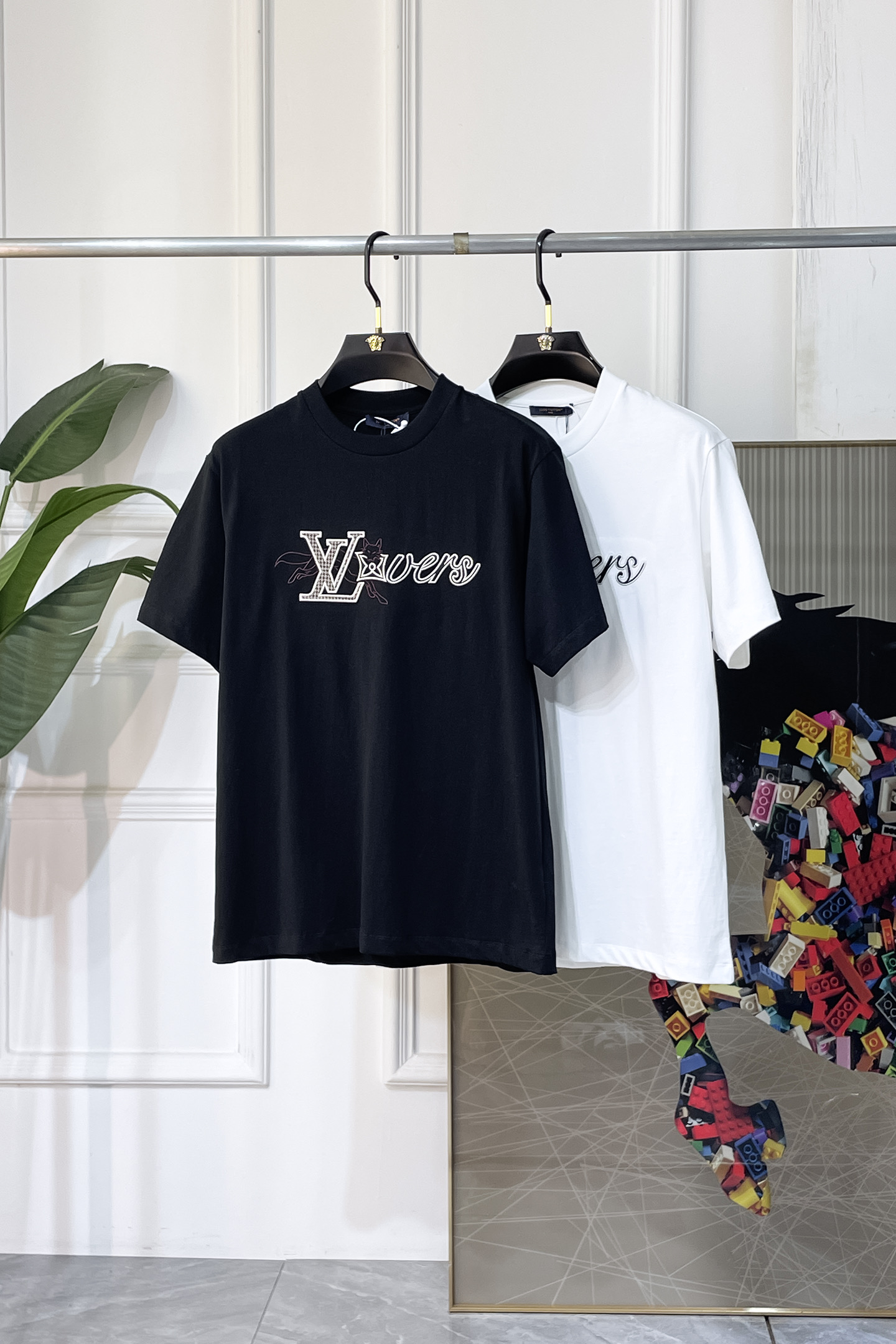 NO:858352,LV - 2026 Year of the Horse spring and summer new men's wide-edition short-sleeved T-shirt, urban casual style, a highly designed item, top-grade foreign merchants provide customized cotton fabrics, extremely comfortable and breathable, positive skin-friendly, subverting the comfort experience brought by traditional fabrics, exquisite craftsmanship and accessories. The brand LOGO pattern on the chest is made with unique craftsmanship, with strong style. Original tailoring, meticulous detail processing better highlights its quality. Loose size S-XL  Can wear up to 200 pounds!  ,,louis vuitton,T-shirt,tees,t-shirt,19860909LV - 2026马年春夏新款男士阔版短袖T恤,都市休闲风格,极具设计感的一款单品,顶级外商客供定制棉面料,上手极微舒适透气,亲肤性积极,颠覆传统面料所带来的舒适体验,工艺辅料考究.胸前品牌LOGO图案以独特工艺制作而成,风格性极强.原版剪裁,一丝不苟细节处理更佳彰显其品质.宽松尺码S-XL 最大可穿200斤！,,louis vuitton,T-shirt,tees，t-shirt,,Men's clothing