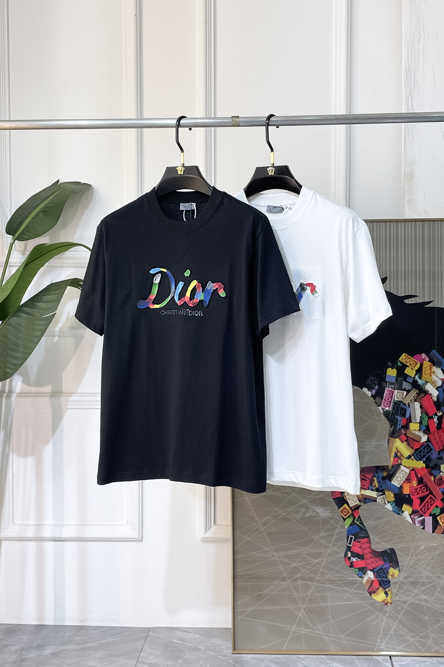 NO:858405,Dior - 2026 New Year of the Horse spring and summer new men's wide-edition short-sleeved T-shirt, urban casual style, a highly designed item, top-grade foreign merchants provide customized cotton fabrics, extremely comfortable and breathable, positive skin-friendly, subverting the comfort experience brought by traditional fabrics, exquisite craftsmanship and accessories. The brand LOGO pattern on the chest is made with unique craftsmanship, with strong style. Original tailoring, meticulous detail processing better highlights its quality. Loose size S-XL  Can wear up to 200 pounds!  ,,dior,T-shirt,tees,t-shirt,19860909迪奥 - 2026马年春夏新款男士阔版短袖T恤,都市休闲风格,极具设计感的一款单品,顶级外商客供定制棉面料,上手极微舒适透气,亲肤性积极,颠覆传统面料所带来的舒适体验,工艺辅料考究.胸前品牌LOGO图案以独特工艺制作而成,风格性极强.原版剪裁,一丝不苟细节处理更佳彰显其品质.宽松尺码S-XL 最大可穿200斤！,,dior,T-shirt,tees，t-shirt,,Men's clothing