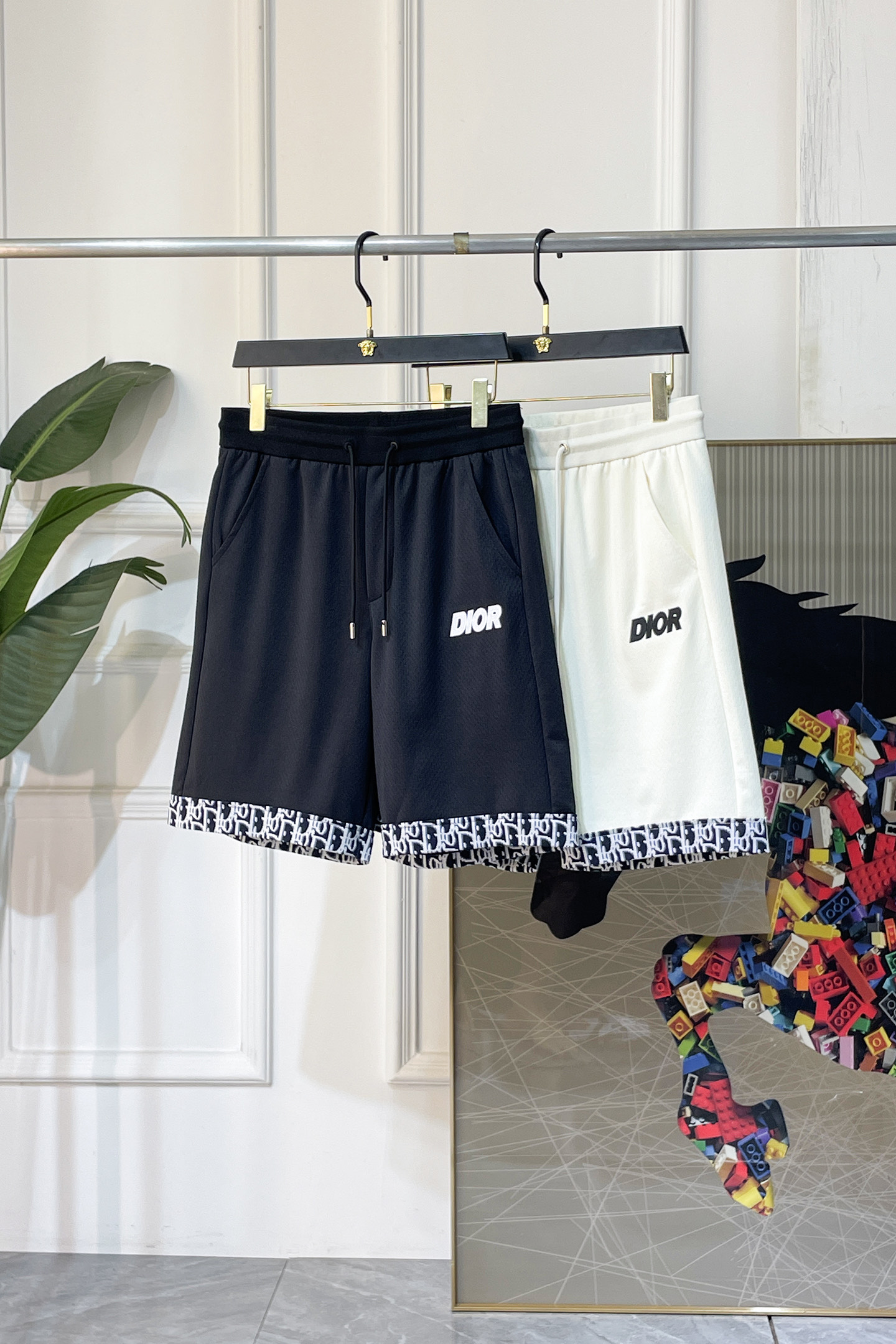 NO:858191,Dior - 2026 new summer men's casual shorts. Sold as a window display series, customers can customize brand-specific fabrics. The fabric itself has a great selling point. It feels delicate and soft, and the upper body is crisp and stylish. The brand logo design on the trouser legs is extremely unique, and the upper body effect is great!  First-class tailoring, simple and neat style, in line with men's practical dressing habits, a very worthy item. Colors and pictures, sizes M-3XL, dior, shorts,19860909迪奥- 2026年夏季新款男士休闲短裤.作为橱窗款系列出售,客供定制品牌特有面料,其面料本身就极具卖点.手感细腻柔软,上身挺括有型.裤腿品牌logo设计,极其别致,上身效果超赞！一流的剪裁,简单利落的风格,吻合了男性实用的穿衣习惯,非常值得收入的一款单品.颜色图色 尺码M-3XL,,dior,shorts,,Men's clothing