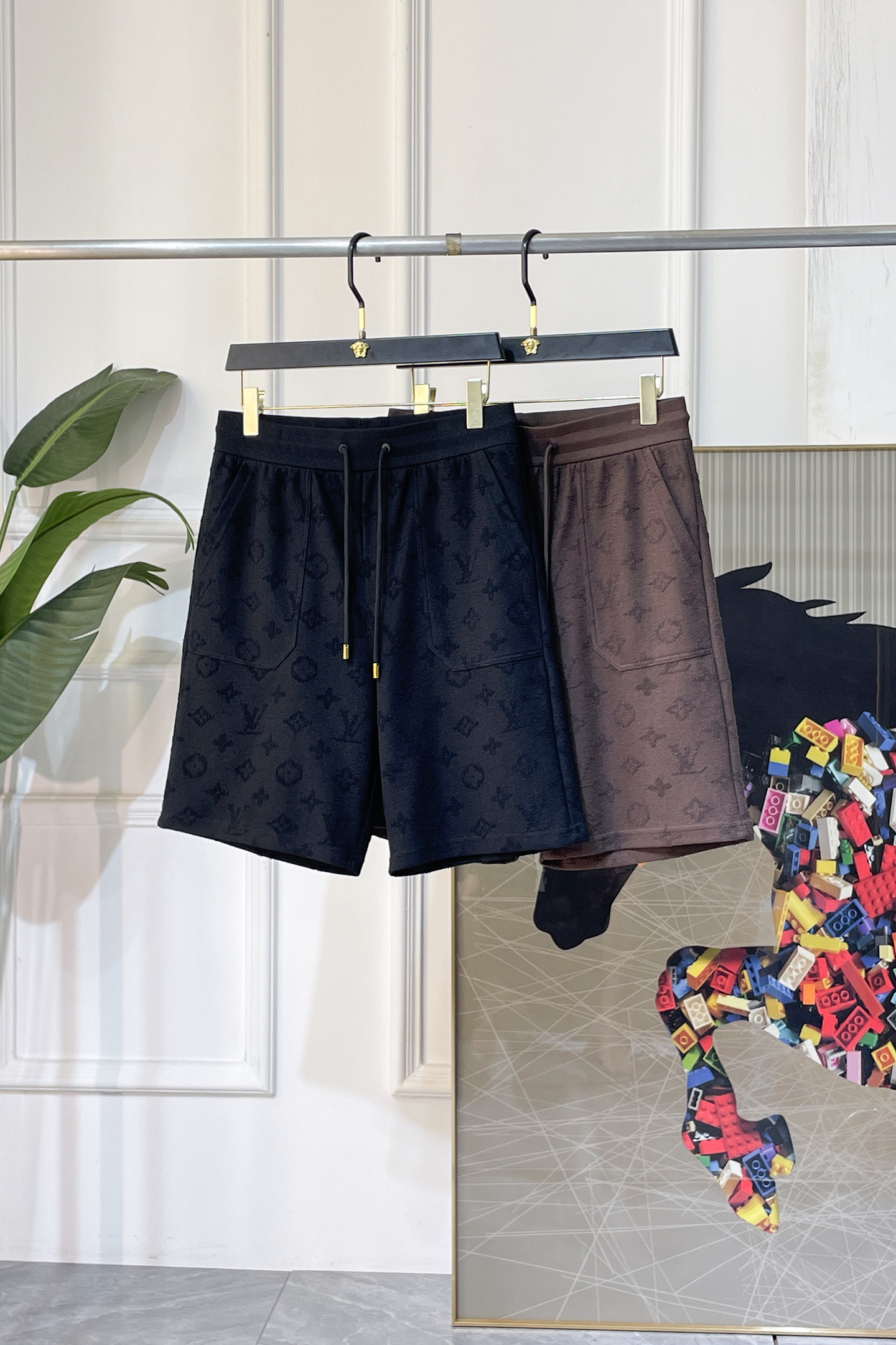 NO:858088,LV- 2026 new summer men's casual shorts. Sold as a window display series, customers can customize brand-specific fabrics. The fabric itself has a great selling point. It feels delicate and soft, and the upper body is crisp and stylish. The brand logo design on the trouser legs is extremely unique, and the upper body effect is great!  First-class tailoring, simple and neat style, consistent with men's practical dressing habits, a very worthy item. Colors and pictures, sizes M-3XL, Louis Vuitton, shorts,19860909LV- 2026年夏季新款男士休闲短裤.作为橱窗款系列出售,客供定制品牌特有面料,其面料本身就极具卖点.手感细腻柔软,上身挺括有型.裤腿品牌logo设计,极其别致,上身效果超赞！一流的剪裁,简单利落的风格,吻合了男性实用的穿衣习惯,非常值得收入的一款单品.颜色图色 尺码M-3XL,,louis vuitton,shorts,,Men's clothing