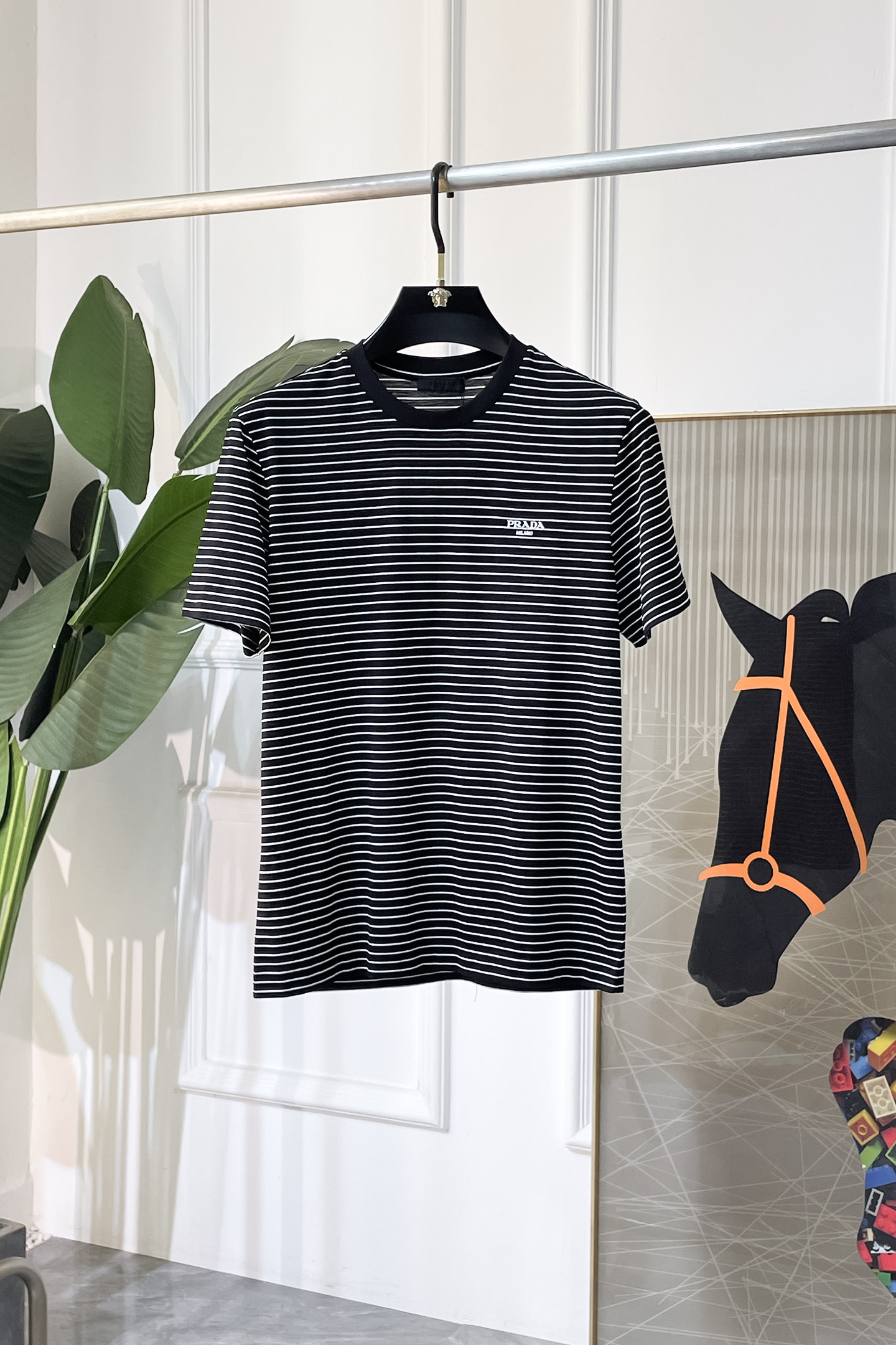 NO:858366,Prada - 2026ss Spring and Summer high-quality short-sleeved T-shirt for the Year of the Horse. Official website synchronization. High-end quality. Customized top-grade mercerized cotton fabric, 1:1 production by top manufacturers, fashionable brand heavy craftsmanship logo design, soft and delicate feel. Skin-friendly and comfortable to wear. Versatile and casual. The upper body is very good. Handsome. A must-have for trendy men. Sizes M-3XL. Can wear up to 200 pounds!  ,,prada,T-shirt,tees,t-shirt,19860909普拉达- 2026ss马年贺岁款春夏精品短袖T恤 官网同步 高端品质 定制顶级丝光棉面料,顶级大厂1:1制作,时尚大牌重工艺logo设计,手感柔软细腻 穿着亲肤舒适 百搭休闲 上身非常赞 帅气 潮男必备品 尺码M-3XL 最大可穿200斤！,,prada,T-shirt,tees，t-shirt,,Men's clothing