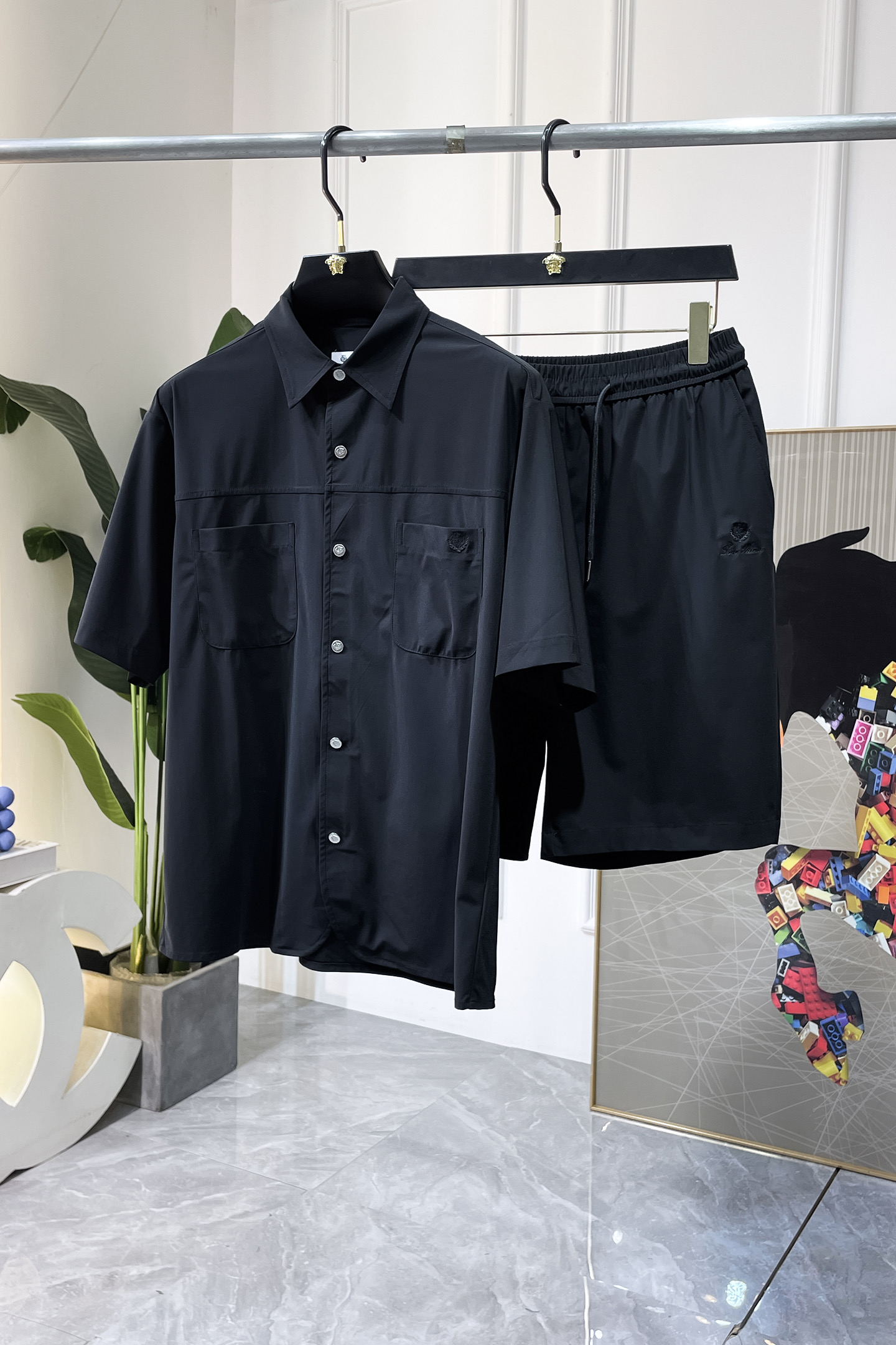 NO:858237,LP Nuoyou - 2026ss new spring casual short-sleeved suit for the Year of the Horse!  Celebrities’ favorite fashion-flavored casual suits are simple and elegant, designed with 11 craftsmanship on the official website!  Clean and neat tailoring, full of urban style. Exclusive top-grade customized fabrics are available. It feels soft and dry, and the upper body effect is crisp and stylish. The three-dimensional cutting technology and the version are of high standards and suitable for the benefits!  It is not tight at all, and you feel good when you put it on. With so many top-quality raw materials, it creates a high-end product with unparalleled value. It is the first choice for high-end fashion people with complete three standards, and the upper body effect is super good-looking!  Size M-3XL,,loro piana,T-shirt,19860909LP诺悠 - 2026ss马年春装新品休闲短袖套装！明星最爱时装味休闲套装 简单大方,官网11工艺设计！干净利落剪裁 都市风十足 可供独家顶级定制面料,手感软糯干爽,上身效果挺括有型.立体裁剪工艺,版型上都是高标准,恰当好处的廓型版！又恰恰不紧绷,穿上心情就好,如此众多的顶级原料,打造出价值感无与伦比的高端产品,三标齐全高端潮流时尚人士首选,上身效果超级好看！码数M-3XL,,loro piana,T-shirt,,Men's clothing