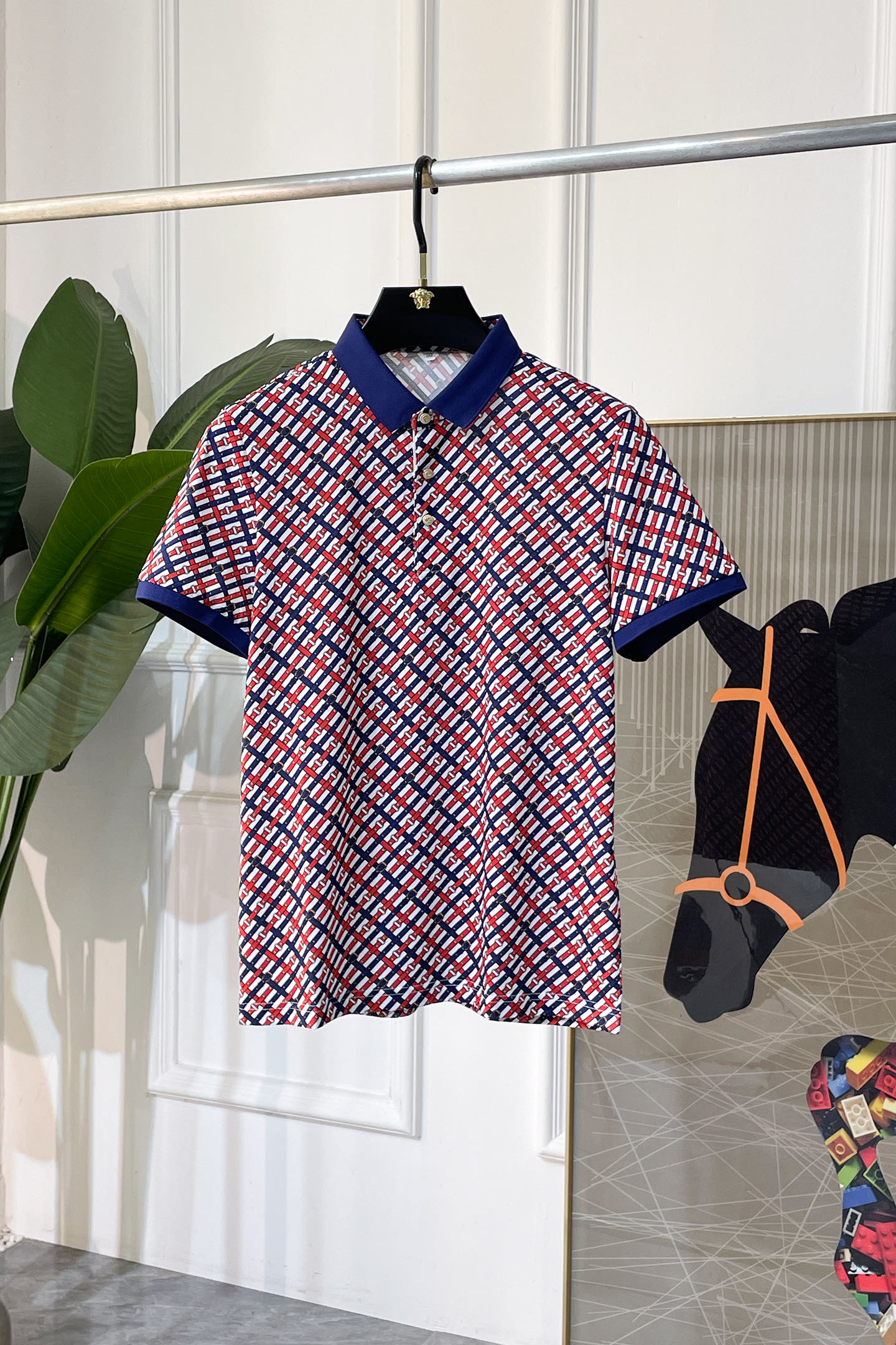 NO:858247,Gucci - 2026ss new year of the horse spring and summer new polo collar short-sleeved series. Selected high-quality double mercerized pique cotton fabric, 5D digital printing logo design of fashion big name, the upper body shape is awesome, the fabric is fine, comfortable and breathable, it looks great with any combination, a must-have for fashionable men!  Size M-3XL (model 178/145 pounds upper body L size),, T-shirt,19860909古奇 - 2026ss马年贺岁款春夏新款polo领短袖系列.精选优质双丝光珠地棉面料,时尚大牌5D数码印花logo设计,上身版型超赞,面料细腻舒适透气,随意搭配都超级好看时尚型男必备款哦！尺码M-3XL (模特178/145斤上身L码),,T-shirt,,Men's clothing