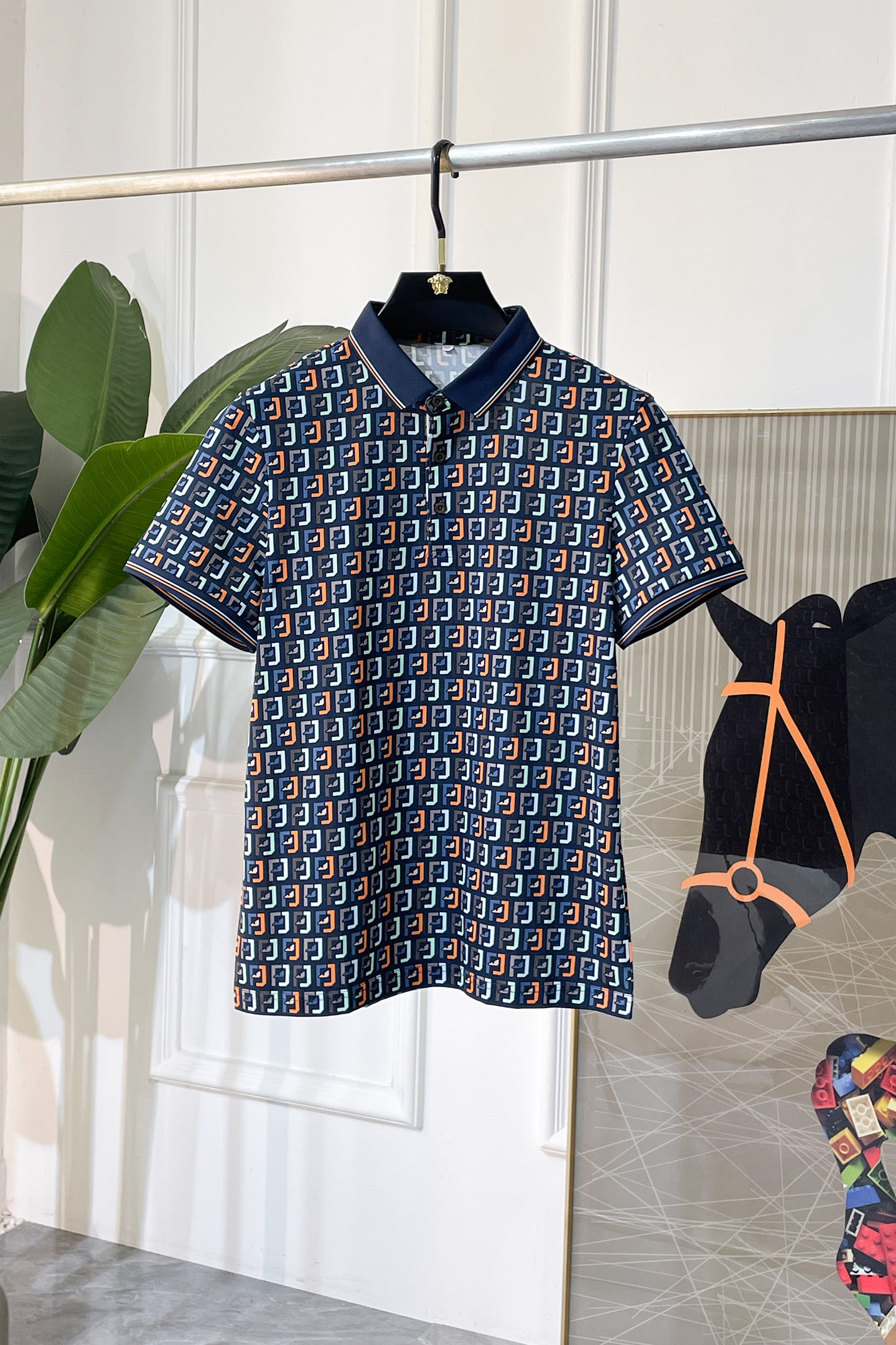 NO:858258,Fendi - 2026ss new year of the horse spring and summer new polo collar short-sleeved series. Selected high-quality double mercerized pique cotton fabric, fashionable big brand 5D digital printing logo design, the upper body shape is awesome, the fabric is fine, comfortable and breathable, it looks great with any combination, a must-have for fashionable men!  Size M-3XL (model 178/145 pounds upper body L size),, fendi, T-shirt,19860909芬迪 - 2026ss马年贺岁款春夏新款polo领短袖系列.精选优质双丝光珠地棉面料,时尚大牌5D数码印花logo设计,上身版型超赞,面料细腻舒适透气,随意搭配都超级好看时尚型男必备款哦！尺码M-3XL (模特178/145斤上身L码),,fendi,T-shirt,,Men's clothing