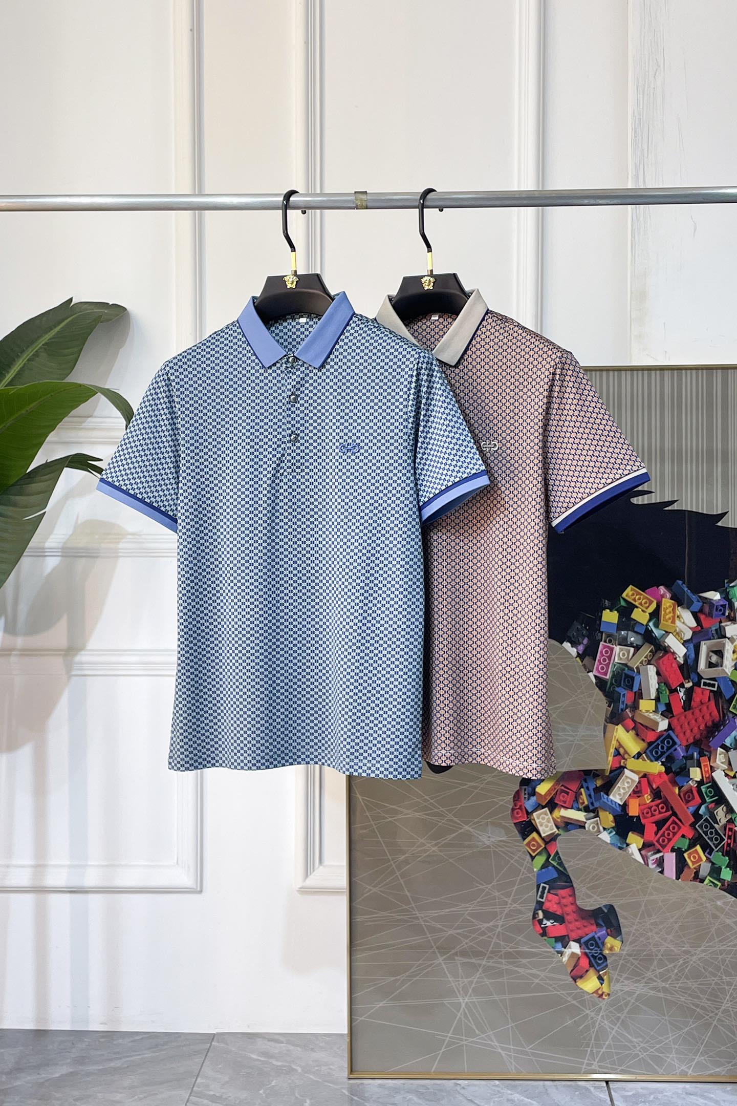 NO:858268,Ferragamo - 2026ss new year of the horse spring and summer new polo collar short-sleeved series. Selected high-quality double mercerized pearl cotton fabric, fashionable big brand 5D digital printing logo design, the upper body shape is awesome, the fabric is fine, comfortable and breathable, it looks great with any combination, a must-have for fashionable men!  Size M-3XL (model 178/145 pounds upper body L size),,ferragamo,T-shirt,19860909菲拉格慕 - 2026ss马年贺岁款春夏新款polo领短袖系列.精选优质双丝光珠地棉面料,时尚大牌5D数码印花logo设计,上身版型超赞,面料细腻舒适透气,随意搭配都超级好看时尚型男必备款哦！尺码M-3XL (模特178/145斤上身L码),,ferragamo,T-shirt,,Men's clothing