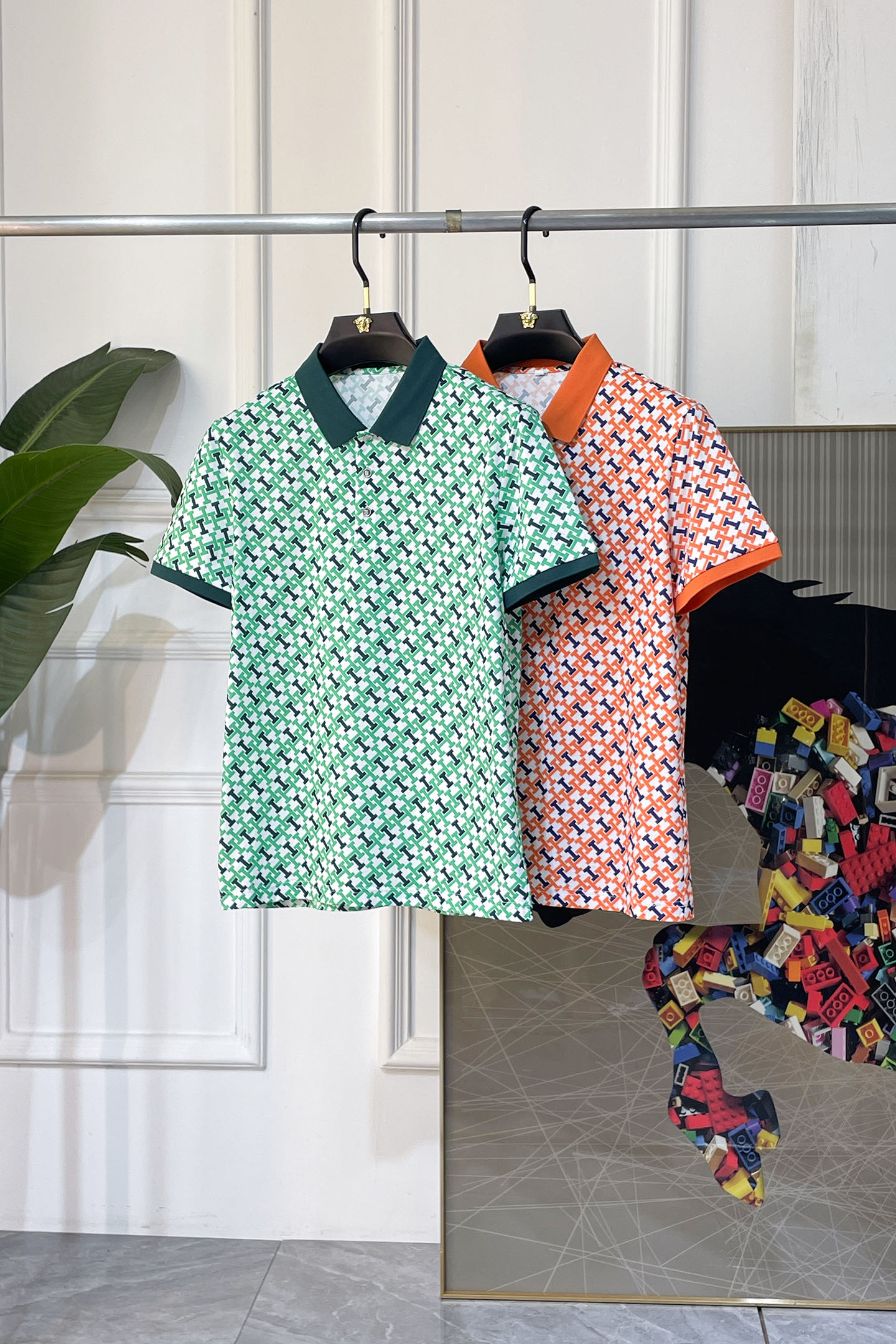 NO:858279,Hermès - 2026ss New Year of the Horse Spring and Summer new polo collar short-sleeved series. Selected high-quality double mercerized pearl cotton fabric, fashionable big brand 5D digital printing logo design, the upper body shape is awesome, the fabric is fine, comfortable and breathable, it looks great with any combination, a must-have for fashionable men!  Size M-3XL (model 178/145 pounds upper body L size), hermes, T-shirt,19860909爱玛仕 - 2026ss马年贺岁款春夏新款polo领短袖系列.精选优质双丝光珠地棉面料,时尚大牌5D数码印花logo设计,上身版型超赞,面料细腻舒适透气,随意搭配都超级好看时尚型男必备款哦！尺码M-3XL (模特178/145斤上身L码),,hermes,T-shirt,,Men's clothing
