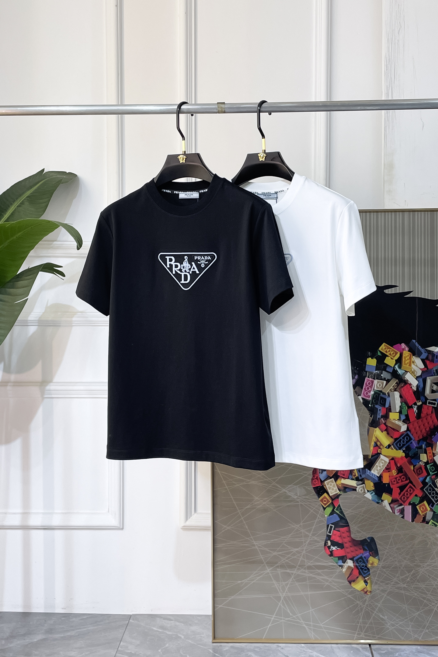 NO:858143,Prada - 2026ss Spring and Summer high-quality short-sleeved T-shirt for the Year of the Horse, synchronized with the official website, high-end quality, customized top-grade mercerized cotton fabric, 1:1 production by top manufacturers, fashionable brand heavy craftsmanship logo design, soft and delicate feel, skin-friendly and comfortable to wear, versatile and casual, the upper body is very good, handsome, a must-have for trendy men, sizes S-XXL, can wear up to 200 pounds!  ,,prada,T-shirt,tees,t-shirt,19860909普拉达 - 2026ss马年贺岁款春夏精品短袖T恤 官网同步 高端品质 定制顶级丝光棉面料,顶级大厂1:1制作,时尚大牌重工艺logo设计,手感柔软细腻 穿着亲肤舒适 百搭休闲 上身非常赞 帅气 潮男必备品 尺码S-XXL 最大可穿200斤！,,prada,T-shirt,tees，t-shirt,,Men's clothing