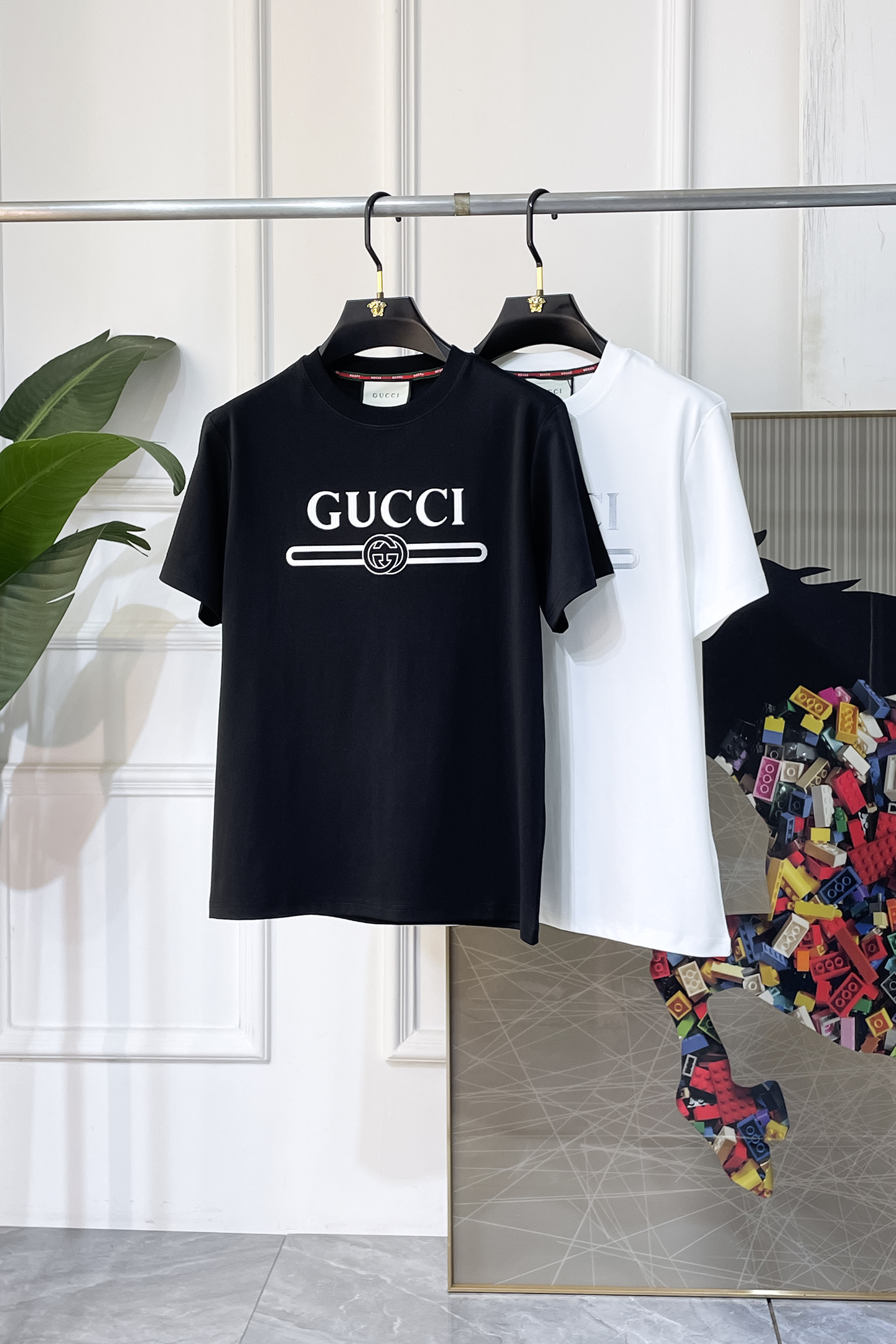 NO:858156,Gucci - 2026ss Spring and Summer high-quality short-sleeved T-shirt for the Year of the Horse, synchronized with the official website, high-end quality, customized top-grade mercerized cotton fabric, 1:1 production by top manufacturers, fashionable brand heavy craftsmanship logo design, soft and delicate feel, skin-friendly and comfortable to wear, versatile and casual, the upper body is very good, handsome, a must-have for trendy men, sizes S-XXL, can wear up to 200 pounds!  ,,T-shirt,tees,t-shirt,19860909古奇 - 2026ss马年贺岁款春夏精品短袖T恤 官网同步 高端品质 定制顶级丝光棉面料,顶级大厂1:1制作,时尚大牌重工艺logo设计,手感柔软细腻 穿着亲肤舒适 百搭休闲 上身非常赞 帅气 潮男必备品 尺码S-XXL 最大可穿200斤！,,T-shirt,tees，t-shirt,,Men's clothing