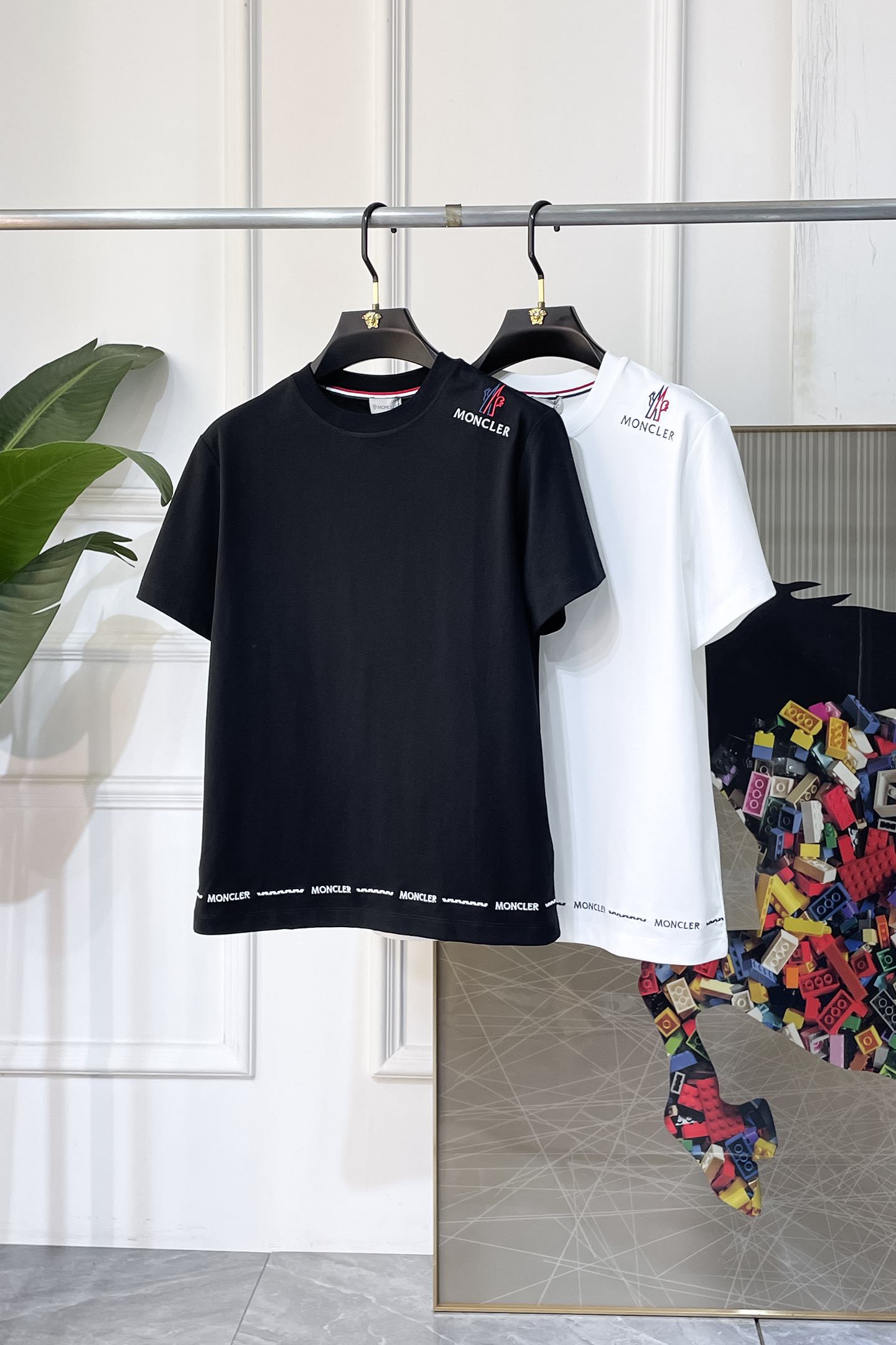 NO:858168,Mouth Mouth - 2026ss Year of the Horse spring and summer high-quality short-sleeved T-shirts. Official website synchronization. High-end quality. Customized top-grade mercerized cotton fabric, 1:1 production by top manufacturers, fashionable brand heavy craftsmanship logo design, soft and delicate feel. Skin-friendly and comfortable to wear. Versatile and casual. The upper body is very good. Handsome. A must-have for trendy men. Sizes S-XXL. Can wear up to 200 pounds!  ,,Moncler,T-shirt,tees,t-shirt,19860909蒙口 - 2026ss马年贺岁款春夏精品短袖T恤 官网同步 高端品质 定制顶级丝光棉面料,顶级大厂1:1制作,时尚大牌重工艺logo设计,手感柔软细腻 穿着亲肤舒适 百搭休闲 上身非常赞 帅气 潮男必备品 尺码S-XXL 最大可穿200斤！,,Moncler,T-shirt,tees，t-shirt,,Men's clothing
