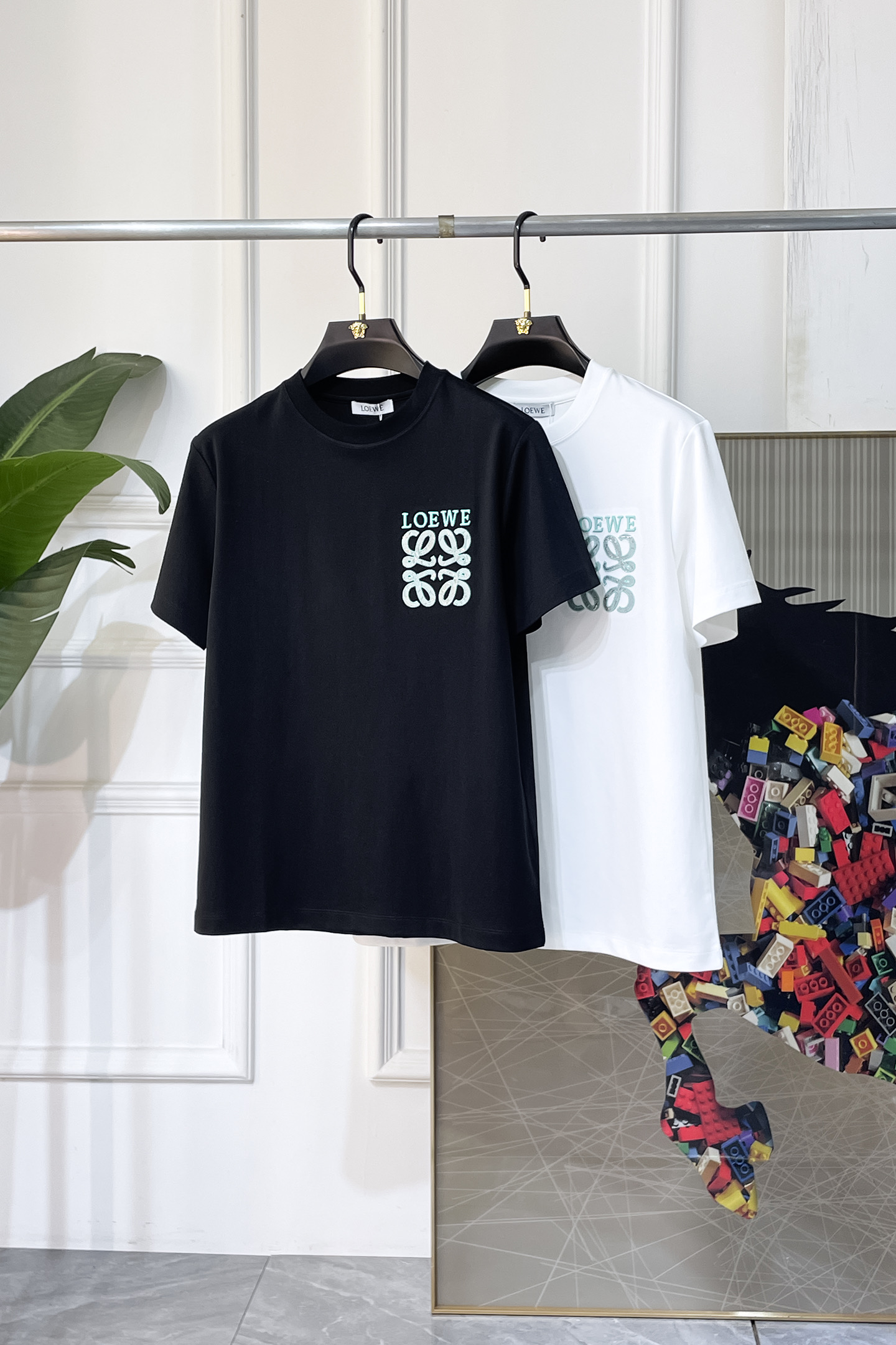 NO:858178,Luo Yiwei - 2026ss Year of the Horse spring and summer high-quality short-sleeved T-shirts. Official website synchronization. High-end quality. Customized top-grade mercerized cotton fabric, 1:1 production by top manufacturers, fashionable brand heavy craftsmanship logo design, soft and delicate feel. Skin-friendly and comfortable to wear. Versatile and casual. The upper body is very good. Handsome. A must-have for trendy men. Size S-XXL. Can wear up to 200 pounds!  ,,loewe,T-shirt,tees,t-shirt,19860909罗意威 - 2026ss马年贺岁款春夏精品短袖T恤 官网同步 高端品质 定制顶级丝光棉面料,顶级大厂1:1制作,时尚大牌重工艺logo设计,手感柔软细腻 穿着亲肤舒适 百搭休闲 上身非常赞 帅气 潮男必备品 尺码S-XXL 最大可穿200斤！,,loewe,T-shirt,tees，t-shirt,,Men's clothing