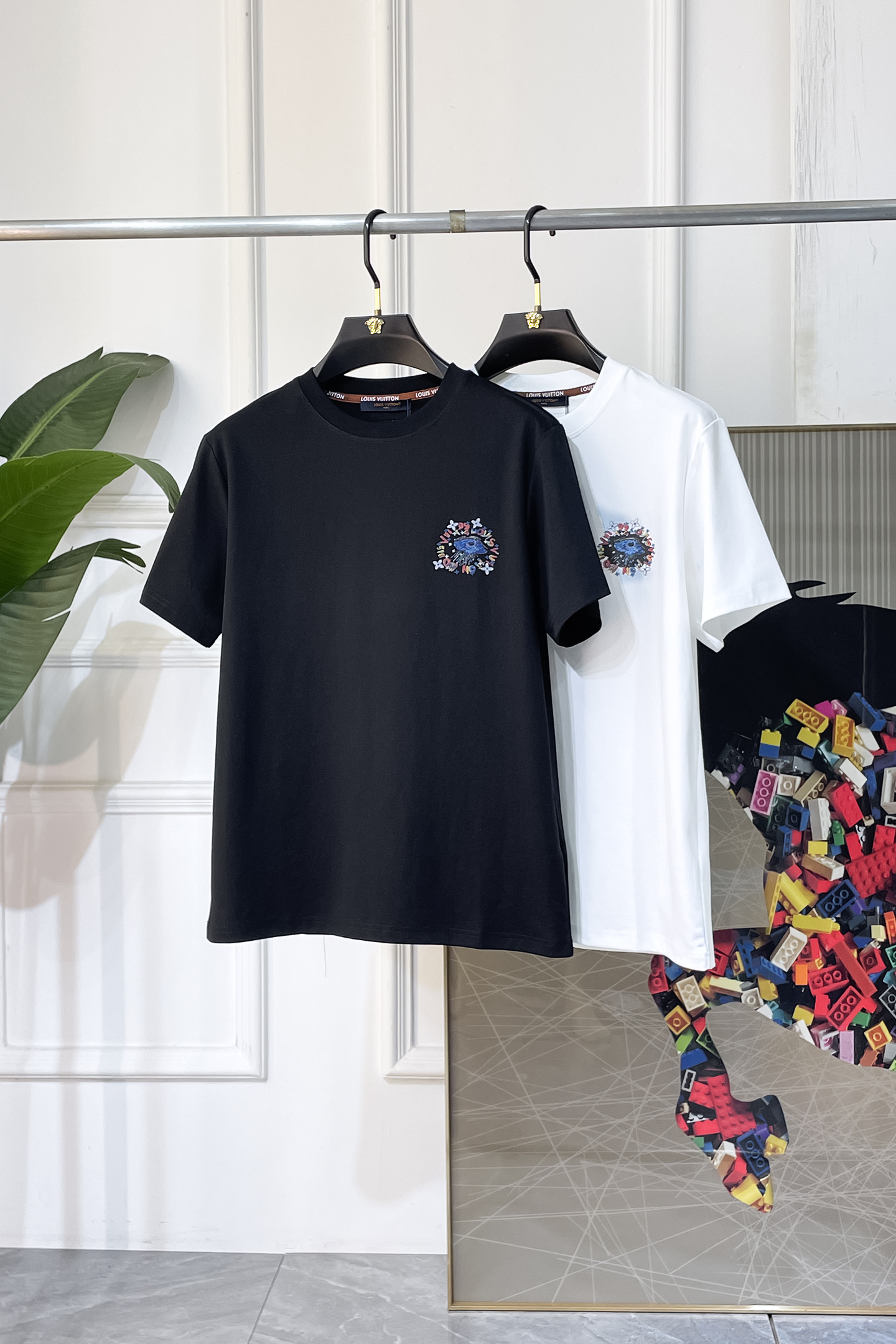 NO:858190,LV - 2026ss Spring and Summer high-quality short-sleeved T-shirt for the Year of the Horse, synchronized with the official website, high-end quality, custom-made top-grade mercerized cotton fabric, 1:1 production by top manufacturers, fashionable brand heavy craftsmanship logo design, soft and delicate feel, skin-friendly and comfortable to wear, versatile and casual, the upper body is very good, handsome, a must-have for trendy men, sizes S-XXL, can wear up to 200 pounds!  ,,louis vuitton,T-shirt,tees,t-shirt,19860909LV - 2026ss马年贺岁款春夏精品短袖T恤 官网同步 高端品质 定制顶级丝光棉面料,顶级大厂1:1制作,时尚大牌重工艺logo设计,手感柔软细腻 穿着亲肤舒适 百搭休闲 上身非常赞 帅气 潮男必备品 尺码S-XXL 最大可穿200斤！,,louis vuitton,T-shirt,tees，t-shirt,,Men's clothing
