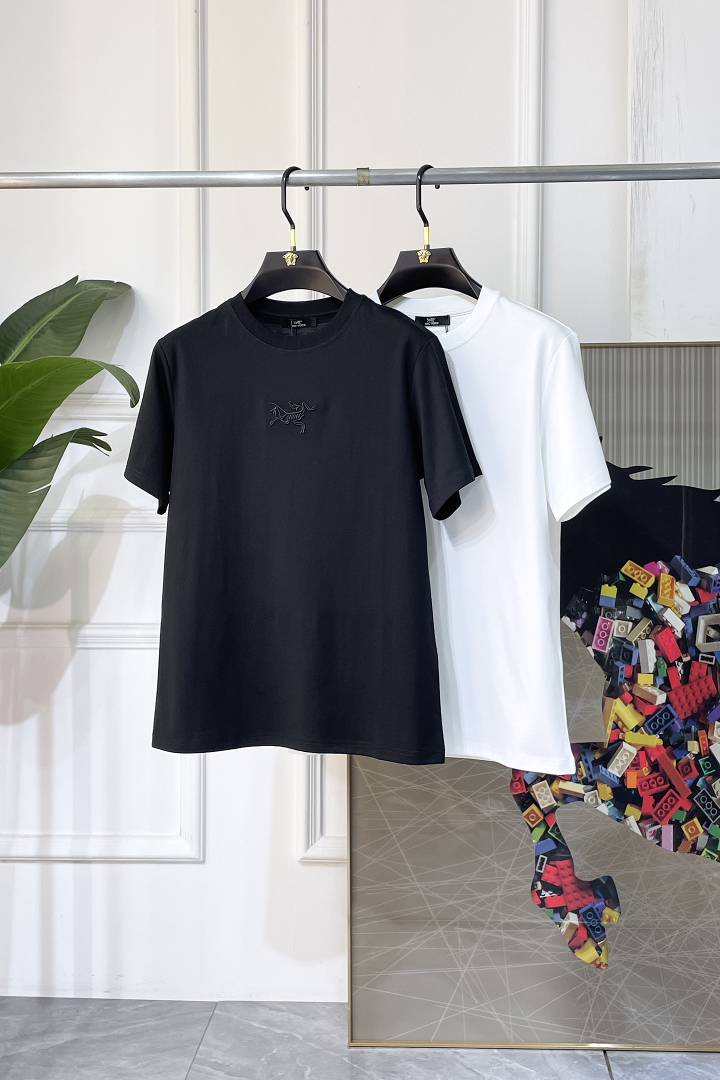 NO:858201,Shi Zuniao - 2026ss Year of the Horse Spring and Summer high-quality short-sleeved T-shirts. Official website synchronization. High-end quality. Customized top-grade mercerized cotton fabric, 1:1 production by top manufacturers, fashionable big-name heavy craftsmanship logo design, soft and delicate feel. Skin-friendly and comfortable to wear. Versatile and casual. The upper body is very good. Handsome. A must-have for trendy men. Sizes S-XXL. Can wear up to 200 pounds!  ,,T-shirt,tees,t-shirt,19860909史祖鸟 - 2026ss马年贺岁款春夏精品短袖T恤 官网同步 高端品质 定制顶级丝光棉面料,顶级大厂1:1制作,时尚大牌重工艺logo设计,手感柔软细腻 穿着亲肤舒适 百搭休闲 上身非常赞 帅气 潮男必备品 尺码S-XXL 最大可穿200斤！,,T-shirt,tees，t-shirt,,Men's clothing