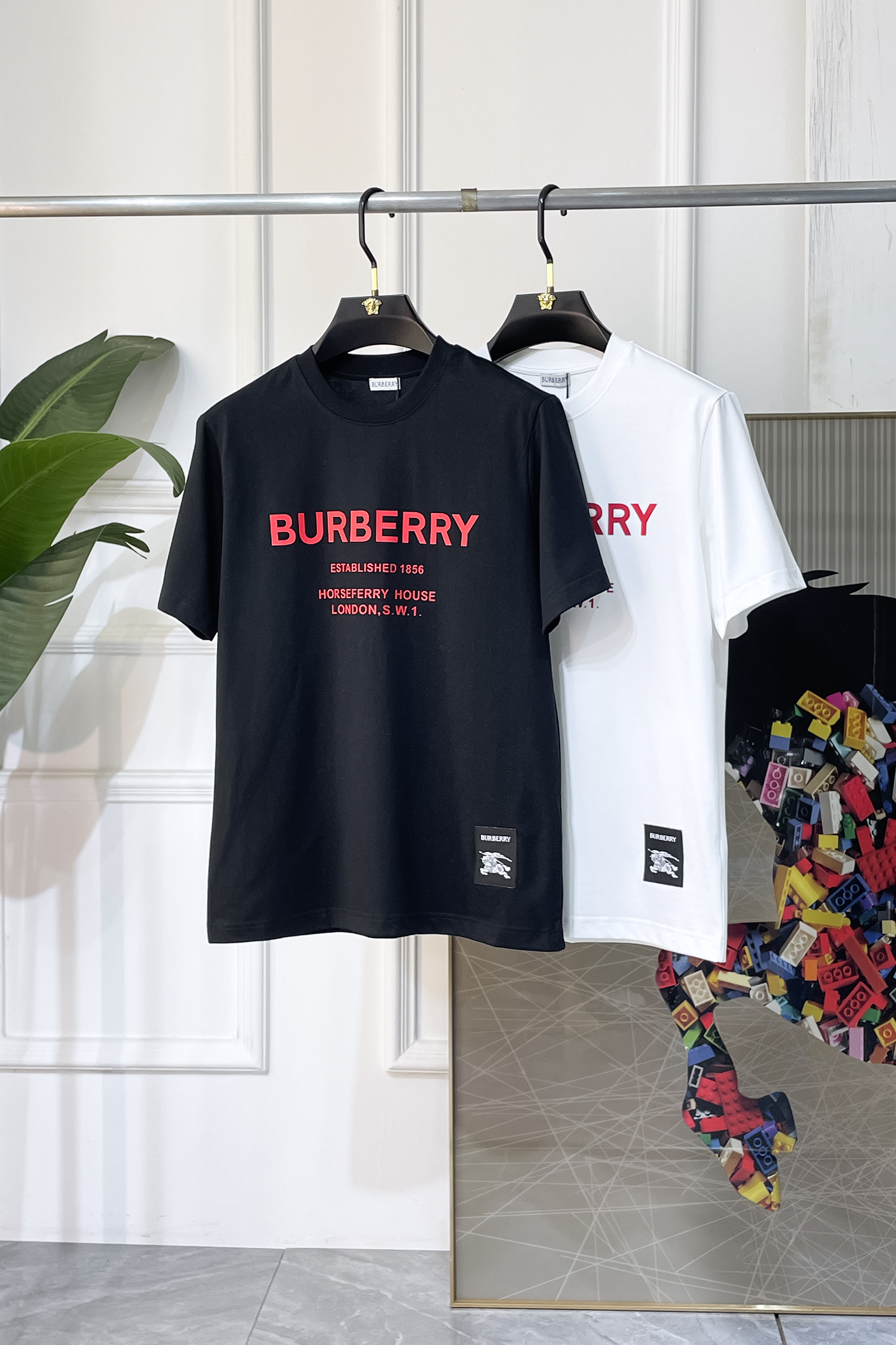 NO:858236,Burberry - 2026ss spring and summer boutique short-sleeved T-shirts. Official website synchronization. High-end quality. Customized top pure fabrics, 1:1 production by top manufacturers, fashionable brand heavy craftsmanship logo design, soft and delicate feel. Skin-friendly and comfortable to wear. Versatile and casual. The upper body is very good. Handsome. A must-have for trendy men. Sizes S-XL can wear 120-210 pounds!  ,,burberry,T-shirt,tees,t-shirt,19860909巴宝莉- 2026ss春夏精品短袖T恤 官网同步 高端品质 定制顶级纯面料,顶级大厂1:1制作,时尚大牌重工艺logo设计,手感柔软细腻 穿着亲肤舒适 百搭休闲 上身非常赞 帅气 潮男必备品 尺码S-XL 可穿120-210斤！,,burberry,T-shirt,tees，t-shirt,,Men's clothing