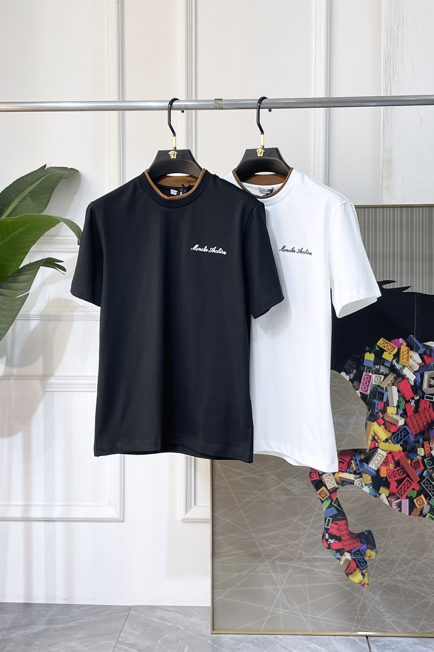 NO:858224,Mengkou - 2026ss spring and summer high-quality short-sleeved T-shirts. Official website synchronization. High-end quality. Customized top-grade pure fabrics, 1:1 production by top manufacturers, fashionable brand heavy craftsmanship logo design, soft and delicate feel. Skin-friendly and comfortable to wear. Versatile and casual. The upper body is very good. Handsome. A must-have for trendy men. Size S-XXL can wear 120-210 pounds!  ,,Moncler,T-shirt,tees,t-shirt,19860909蒙口- 2026ss春夏精品短袖T恤 官网同步 高端品质 定制顶级纯面料,顶级大厂1:1制作,时尚大牌重工艺logo设计,手感柔软细腻 穿着亲肤舒适 百搭休闲 上身非常赞 帅气 潮男必备品 尺码S-XXL 可穿120-210斤！,,Moncler,T-shirt,tees，t-shirt,,Men's clothing