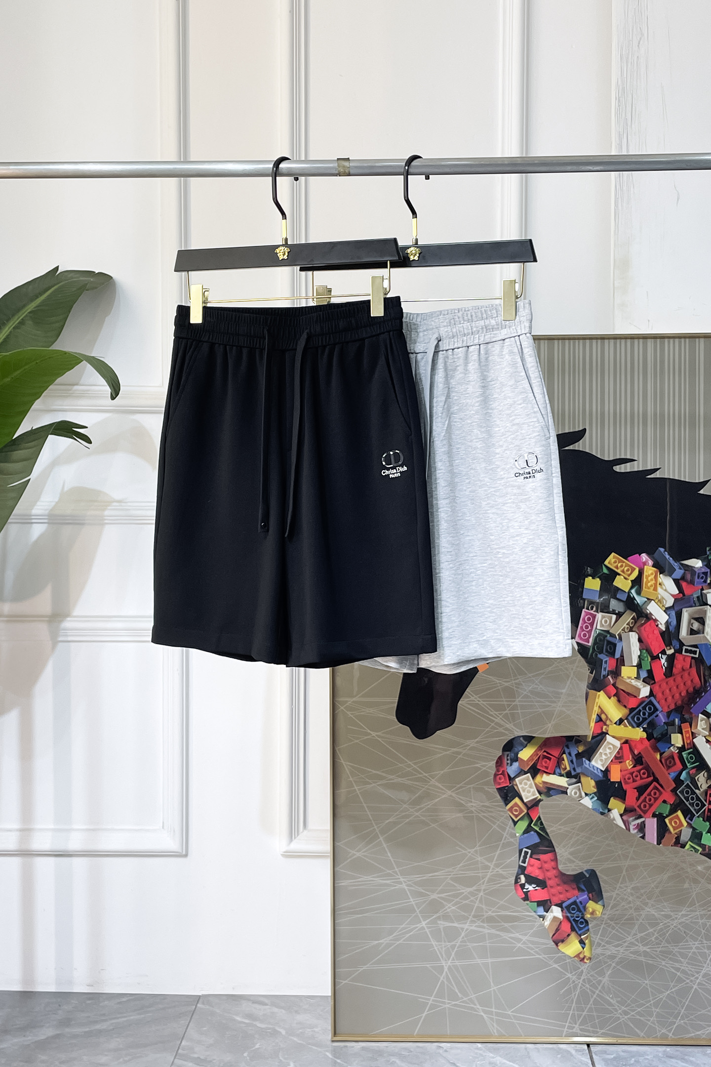 NO:858314,Dior - 2026 new summer men's casual shorts. Sold as a window display series, customers can customize brand-specific fabrics. The fabric itself has a great selling point. It feels delicate and soft, and the upper body is crisp and stylish. The brand logo design on the trouser legs is extremely unique, and the upper body effect is great!  First-class tailoring, simple and neat style, in line with men's practical dressing habits, a very worthy item. Colors and pictures, sizes M-3XL, dior, shorts,19860909迪奥- 2026年夏季新款男士休闲短裤.作为橱窗款系列出售,客供定制品牌特有面料,其面料本身就极具卖点.手感细腻柔软,上身挺括有型.裤腿品牌logo设计,极其别致,上身效果超赞！一流的剪裁,简单利落的风格,吻合了男性实用的穿衣习惯,非常值得收入的一款单品.颜色图色 尺码M-3XL,,dior,shorts,,Men's clothing