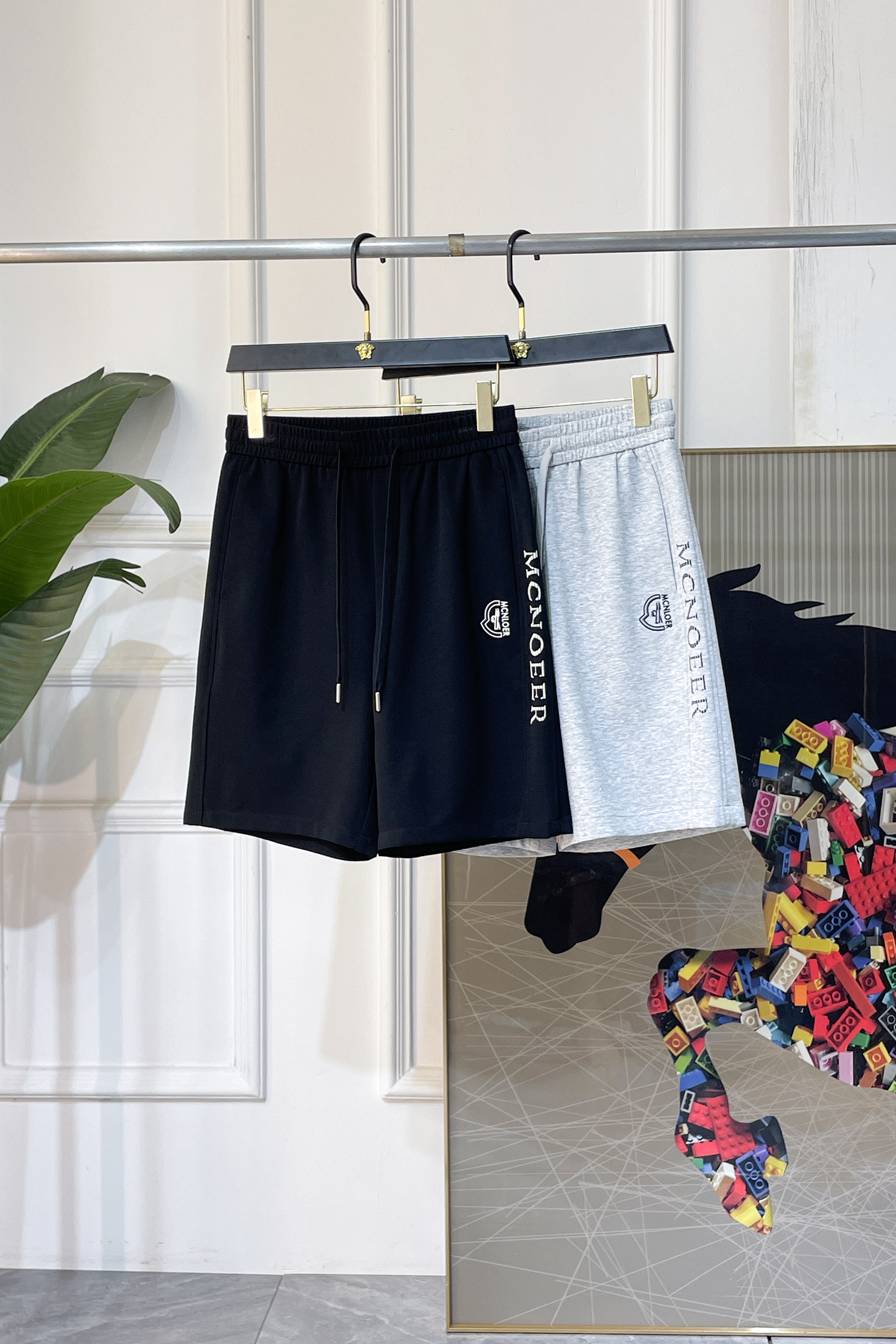 NO:858327,Mengkou - 2026 new summer men's casual shorts. Sold as a window display series, customers can customize brand-specific fabrics. The fabric itself has a great selling point. It feels delicate and soft, and the upper body is crisp and stylish. The brand logo design on the trouser legs is extremely unique, and the upper body effect is great!  First-class tailoring, simple and neat style, consistent with men's practical dressing habits, a very worthy item. Colors and pictures, sizes M-3XL, Moncler, shorts,19860909蒙口- 2026年夏季新款男士休闲短裤.作为橱窗款系列出售,客供定制品牌特有面料,其面料本身就极具卖点.手感细腻柔软,上身挺括有型.裤腿品牌logo设计,极其别致,上身效果超赞！一流的剪裁,简单利落的风格,吻合了男性实用的穿衣习惯,非常值得收入的一款单品.颜色图色 尺码M-3XL,,Moncler,shorts,,Men's clothing