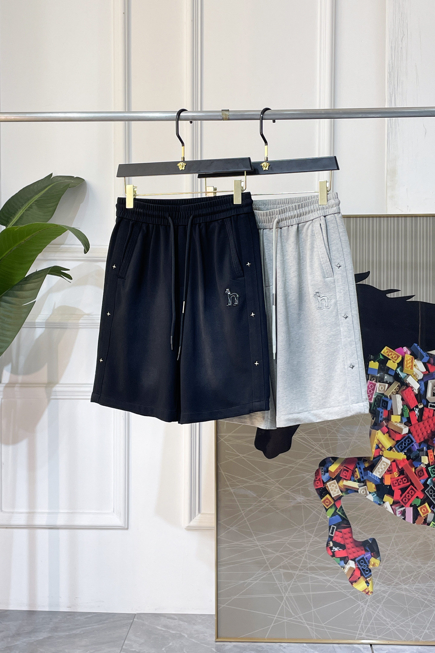NO:858338,Hermès - 2026 new summer men's casual shorts. Sold as a window display series, customers can customize brand-specific fabrics. The fabric itself has a great selling point. It feels delicate and soft, and the upper body is crisp and stylish. The brand logo design on the trouser legs is extremely unique, and the upper body effect is great!  First-class tailoring, simple and neat style, consistent with men's practical dressing habits, a very worthy item. Colors and pictures, sizes M-3XL, hermes, shorts,19860909爱玛仕- 2026年夏季新款男士休闲短裤.作为橱窗款系列出售,客供定制品牌特有面料,其面料本身就极具卖点.手感细腻柔软,上身挺括有型.裤腿品牌logo设计,极其别致,上身效果超赞！一流的剪裁,简单利落的风格,吻合了男性实用的穿衣习惯,非常值得收入的一款单品.颜色图色 尺码M-3XL,,hermes,shorts,,Men's clothing