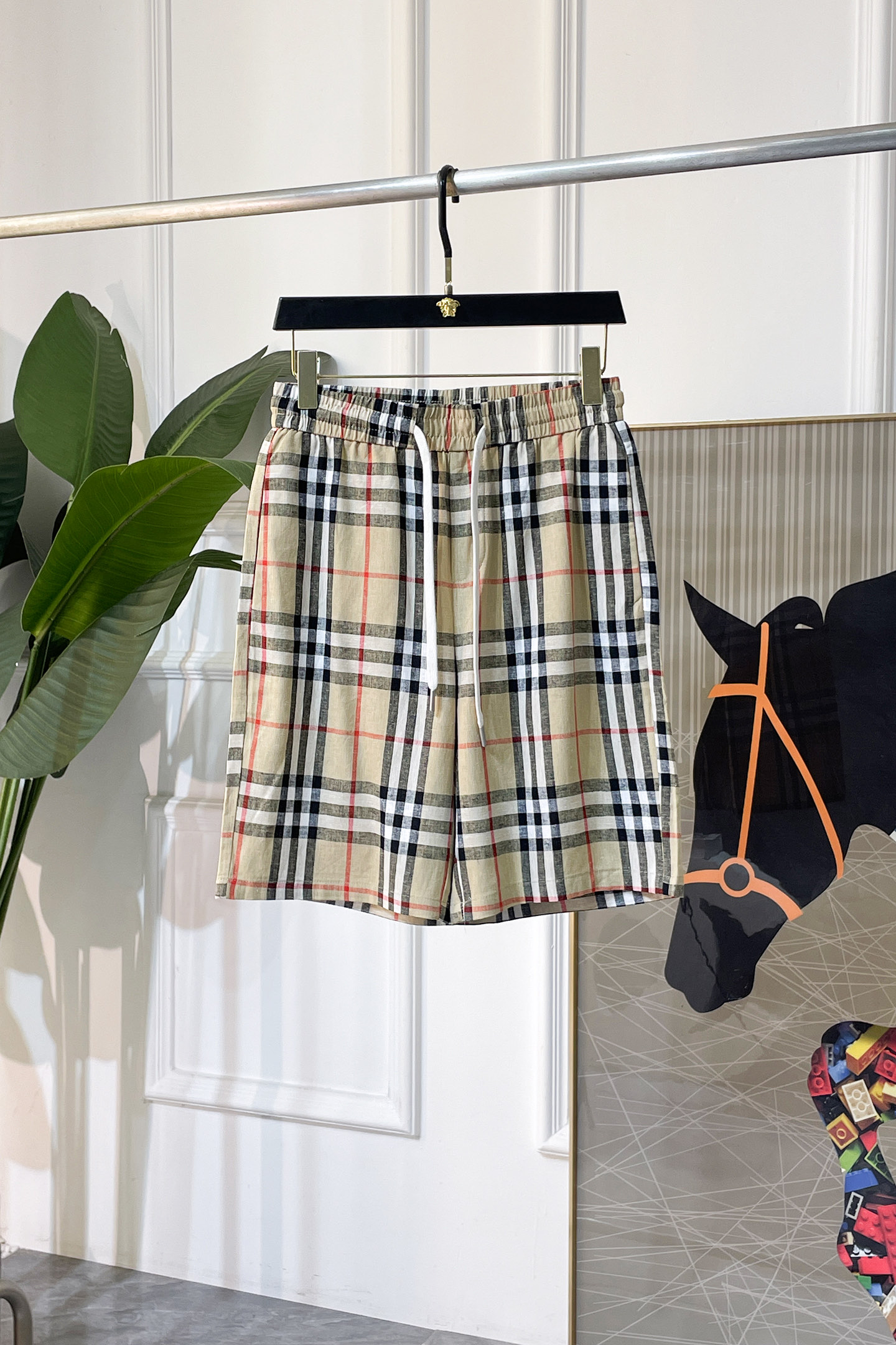 NO:858120,Burberry - 2026 new summer men's casual shorts. Sold as a window display series, customers can customize brand-specific fabrics. The fabric itself has a great selling point. It feels delicate and soft, and the upper body is crisp and stylish. The brand logo design on the trouser legs is extremely unique, and the upper body effect is great!  First-class tailoring, simple and neat style, consistent with men's practical dressing habits, a very worthy item. Colors and pictures, sizes M-3XL, burberry, shorts,19860909巴宝莉- 2026年夏季新款男士休闲短裤.作为橱窗款系列出售,客供定制品牌特有面料,其面料本身就极具卖点.手感细腻柔软,上身挺括有型.裤腿品牌logo设计,极其别致,上身效果超赞！一流的剪裁,简单利落的风格,吻合了男性实用的穿衣习惯,非常值得收入的一款单品.颜色图色 尺码M-3XL,,burberry,shorts,,Men's clothing