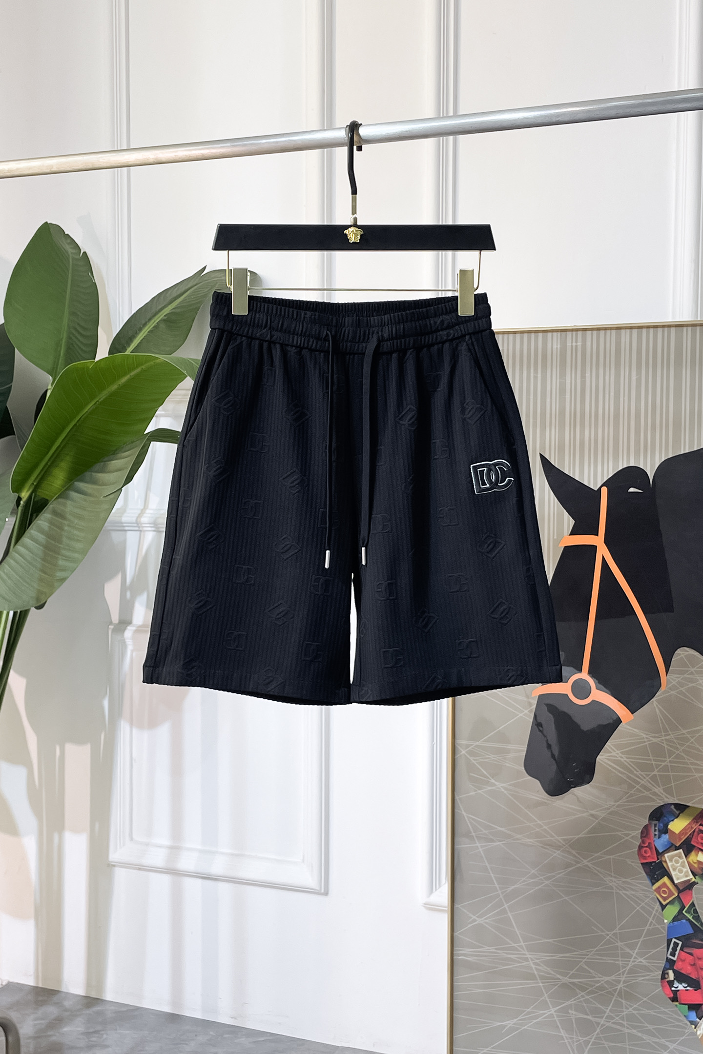 NO:858132,DG- 2026 new summer men's casual shorts. Sold as a window display series, customers can customize brand-specific fabrics. The fabric itself has a great selling point. It feels delicate and soft, and the upper body is crisp and stylish. The brand logo design on the trouser legs is extremely unique, and the upper body effect is great!  First-class tailoring, simple and neat style, consistent with men's practical dressing habits, a very worthy item. Color and color, size M-3XL,, shorts,19860909DG- 2026年夏季新款男士休闲短裤.作为橱窗款系列出售,客供定制品牌特有面料,其面料本身就极具卖点.手感细腻柔软,上身挺括有型.裤腿品牌logo设计,极其别致,上身效果超赞！一流的剪裁,简单利落的风格,吻合了男性实用的穿衣习惯,非常值得收入的一款单品.颜色图色 尺码M-3XL,,shorts,,Men's clothing